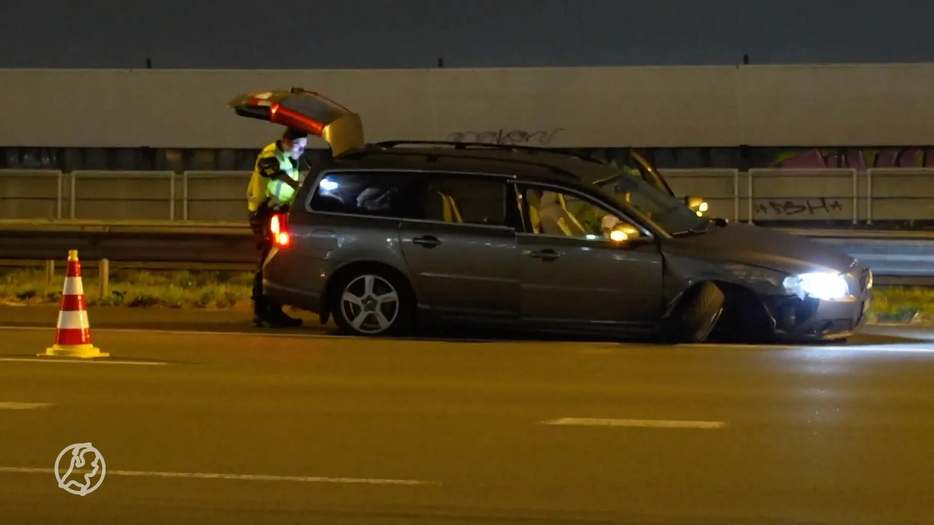 Man en vrouw slaan op de vlucht na ongeval en steken snelweg en spoor over