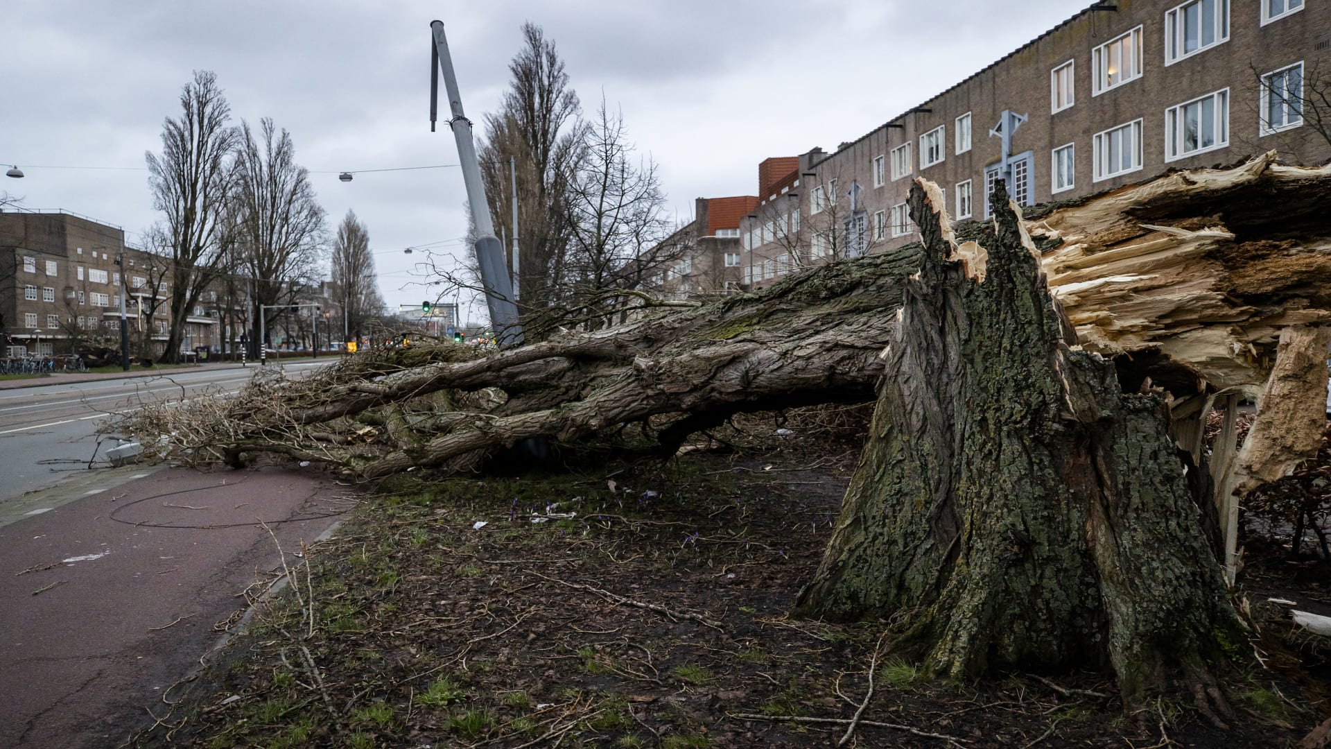 Vele honderden meldingen van schade bij veiligheidsregio's