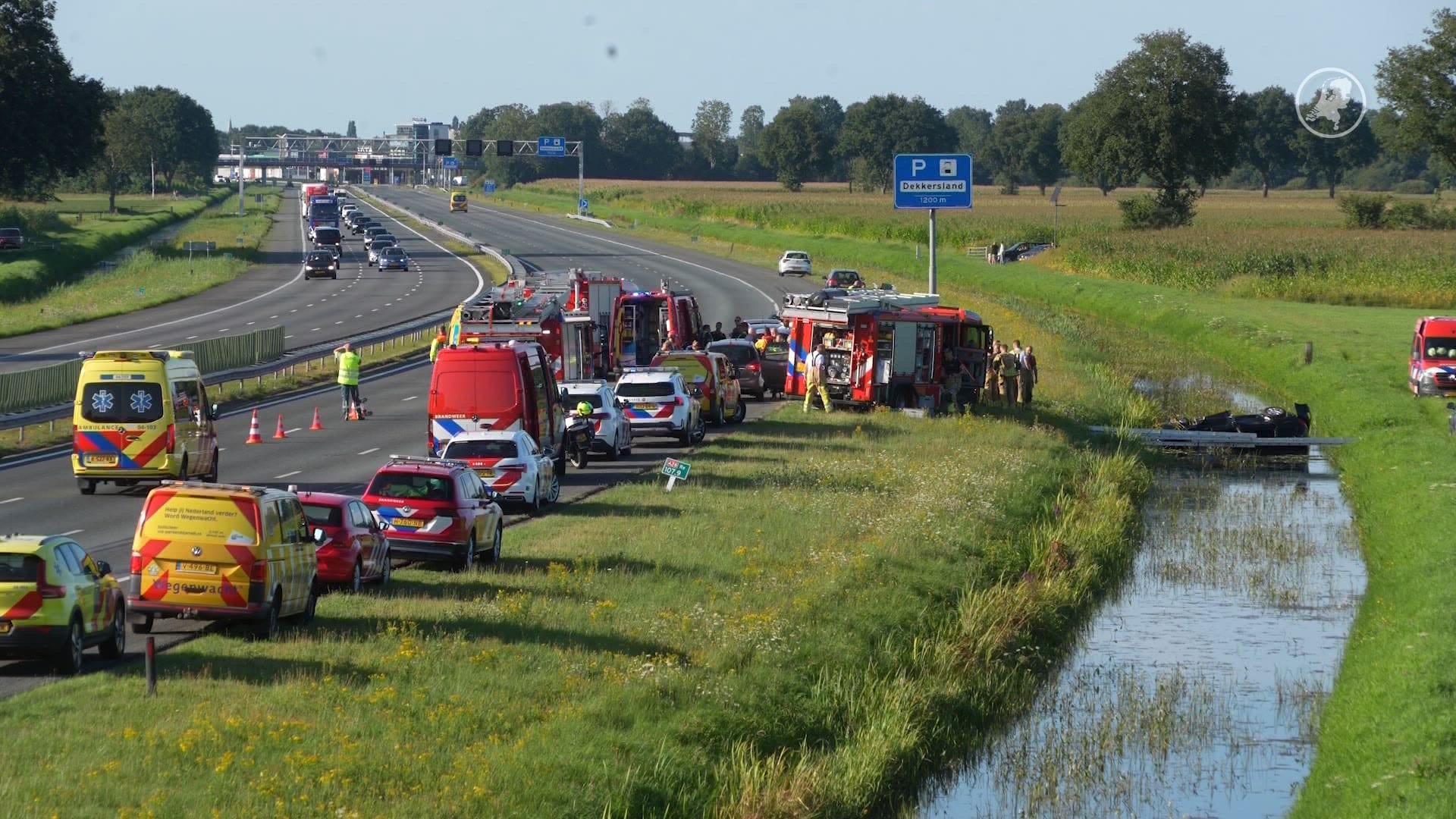 Auto met vier kinderen raakt te water langs A28