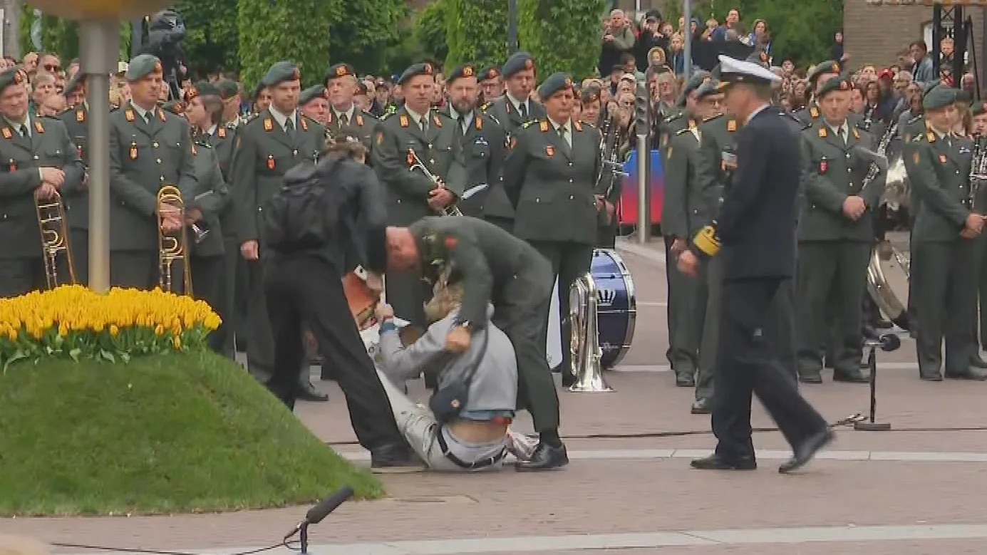 Toespraak minister Brekelmans verstoord, Marco Kroon grijpt in