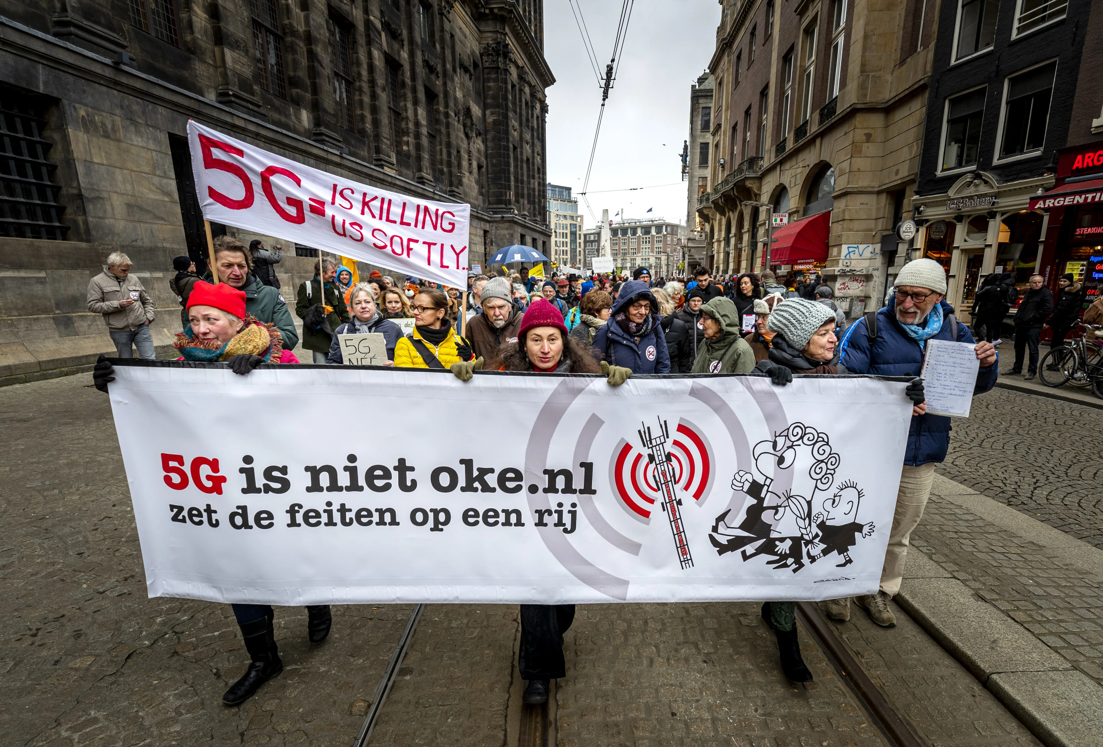 Grote groep demonstranten op de Dam in Amsterdam tegen 5G