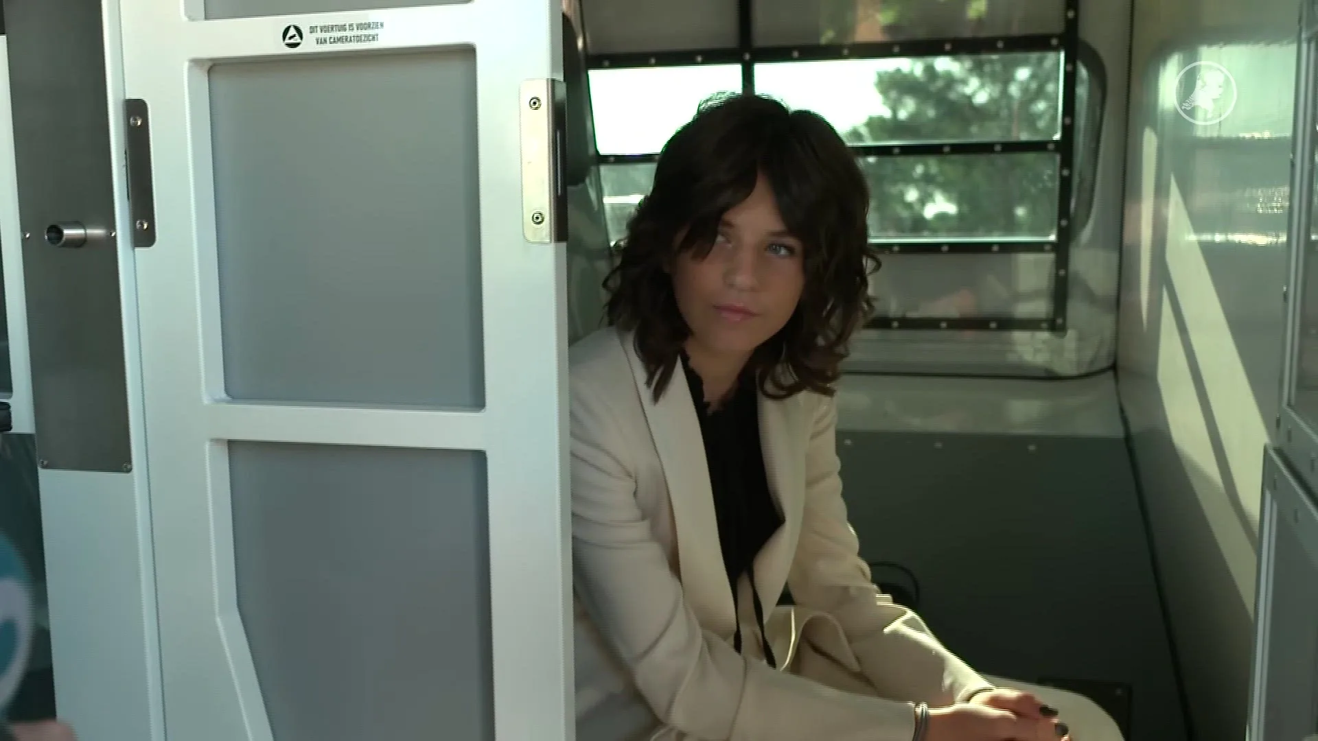 ZIEN: Waarom rijdt daar iemand in cabrio met ballonnen? Bijzondere traditie in Oploo