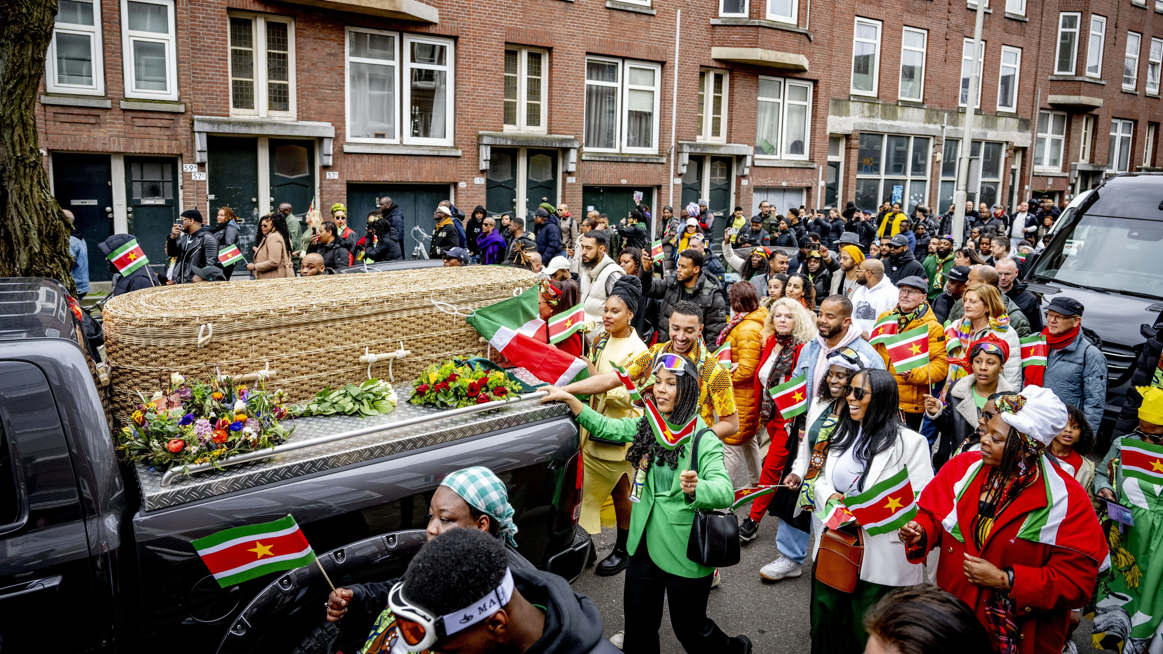 Rouwstoet voor overleden rapper Def Rhymz trekt door Rotterdam