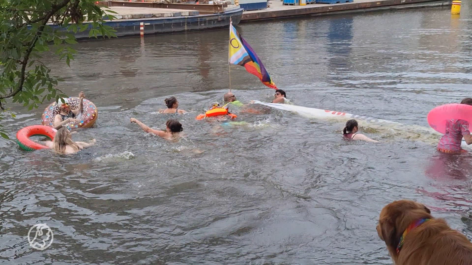 Zwemmende betogers blokkeren boot Booking.com tijdens Canal Parade