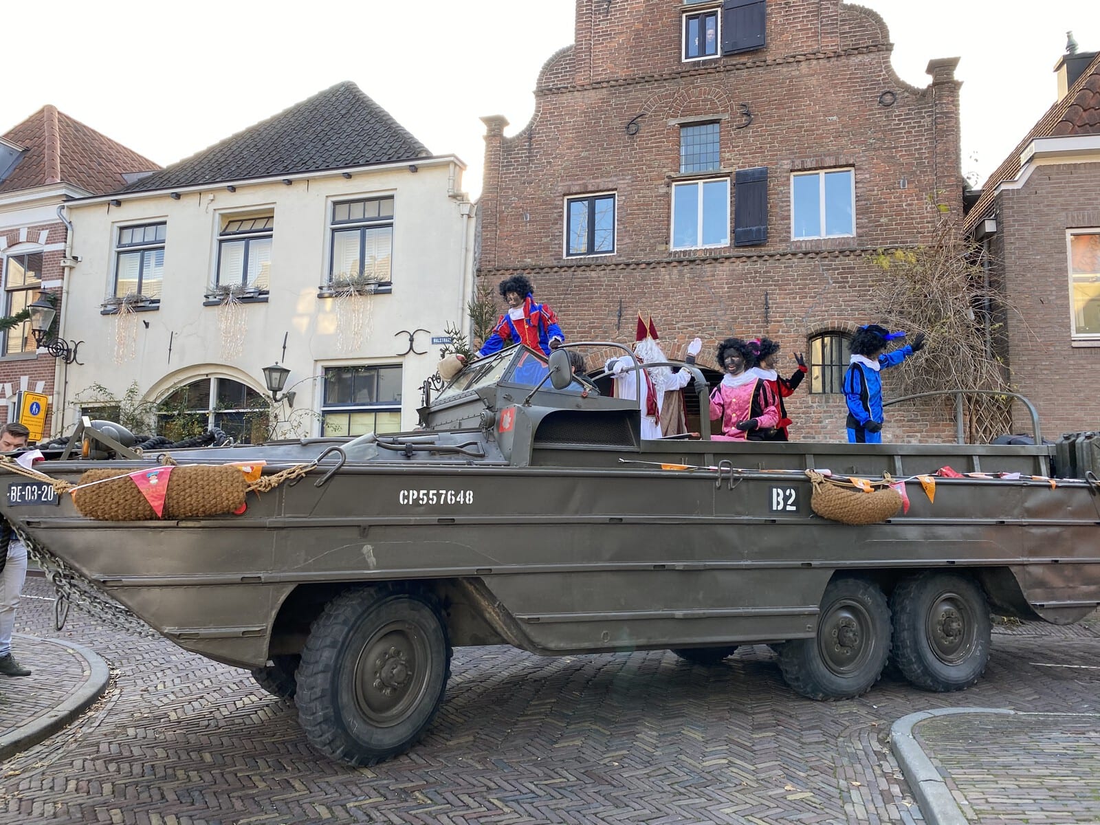 Sinterklaas en Pieten brengen illegaal bliksembezoek aan Deventer