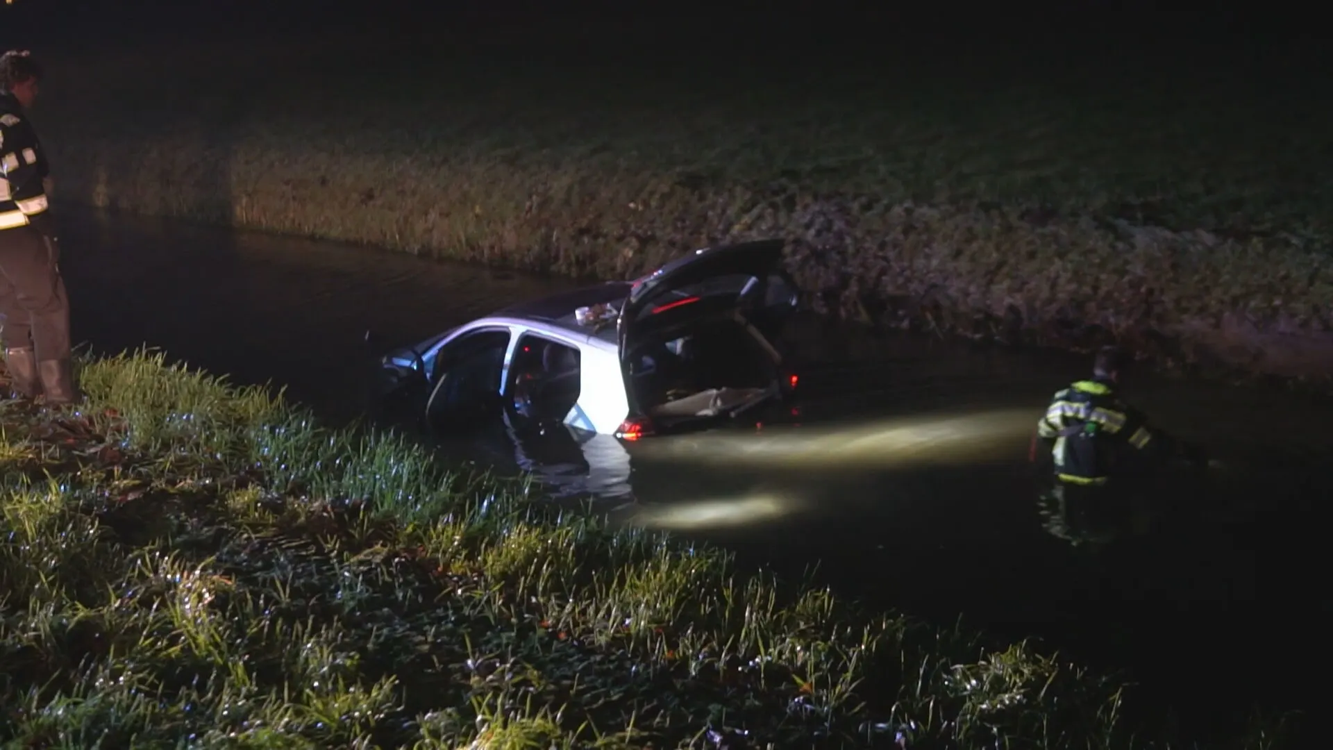Drie mensen naar ziekenhuis nadat auto te water raakt in Wijhe