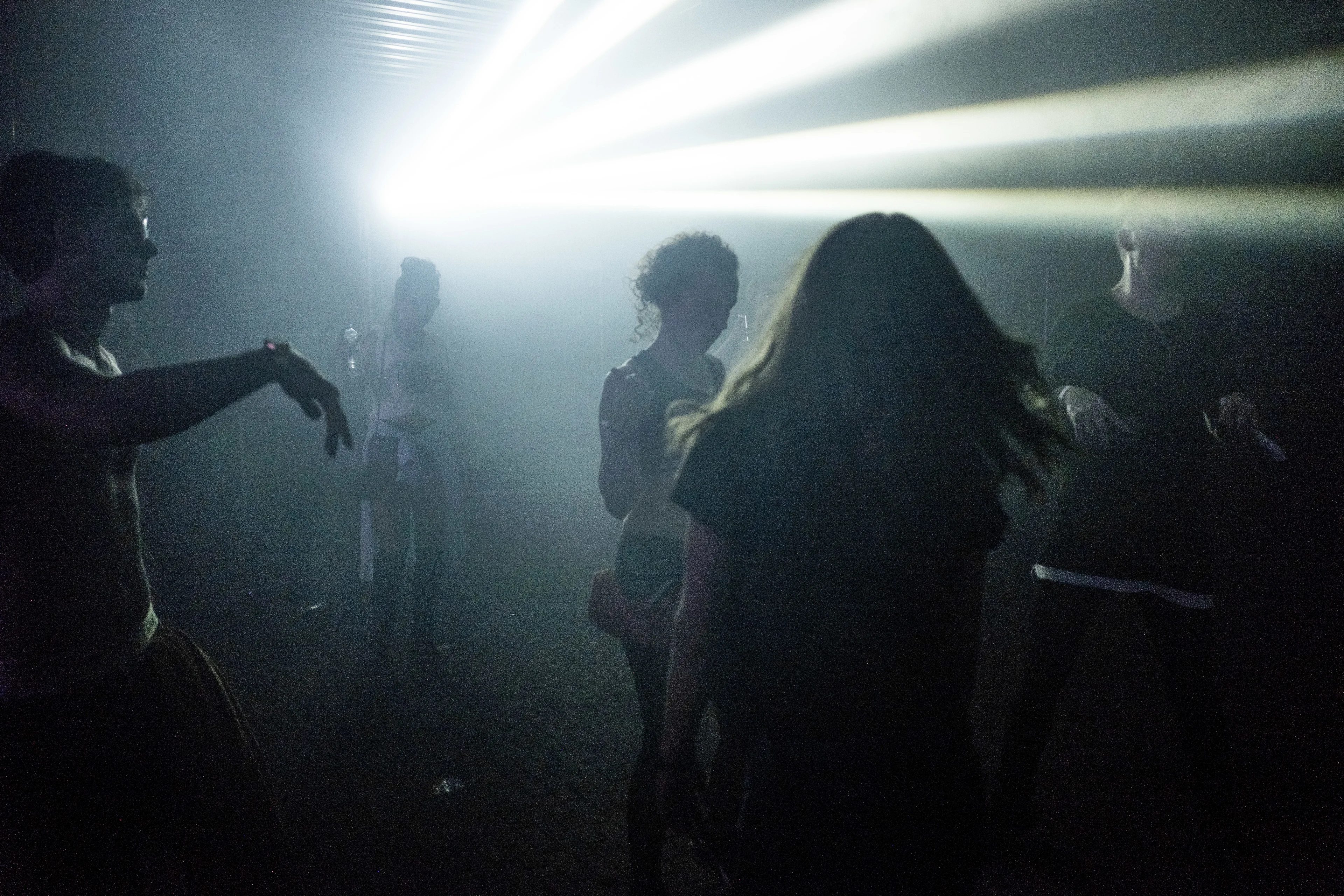 400 jongeren feesten tijdens illegale rave-party in Brunssum