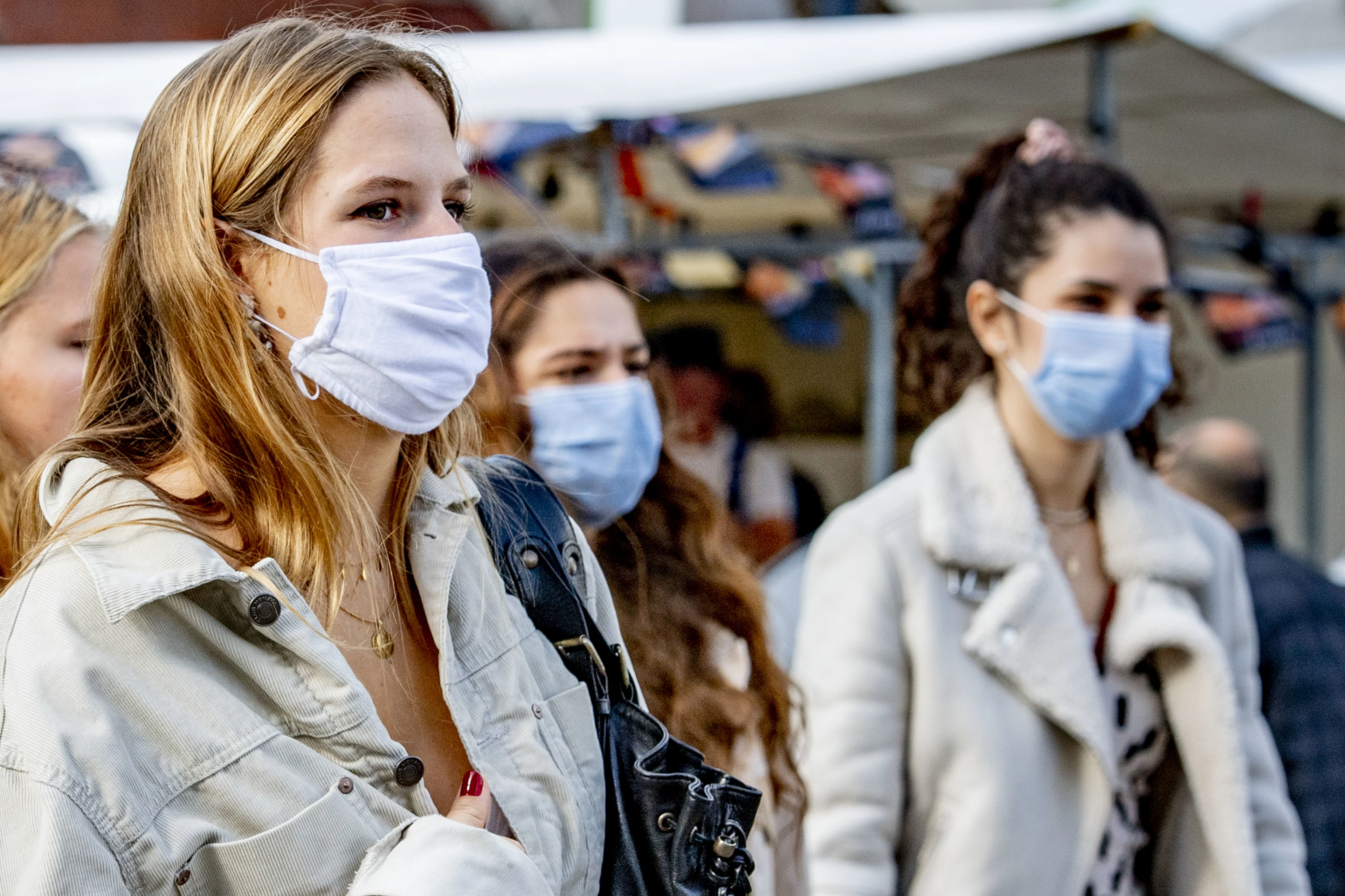 Meerderheid Nederlanders wil landelijke maatregelen en mondkapjesplicht in openbare ruimten