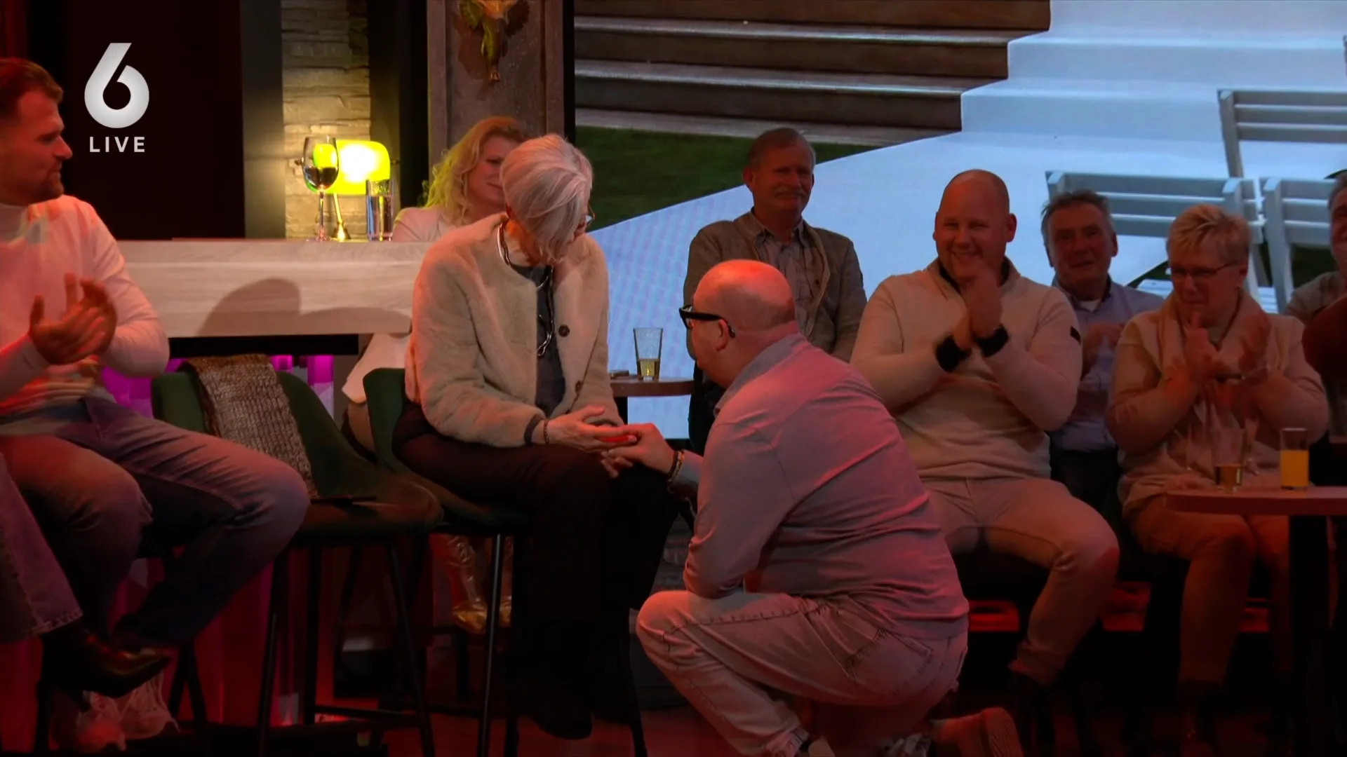 Man uit publiek Vandaag Inside vraagt vriendin ten huwelijk: 'Begin er niet aan!'