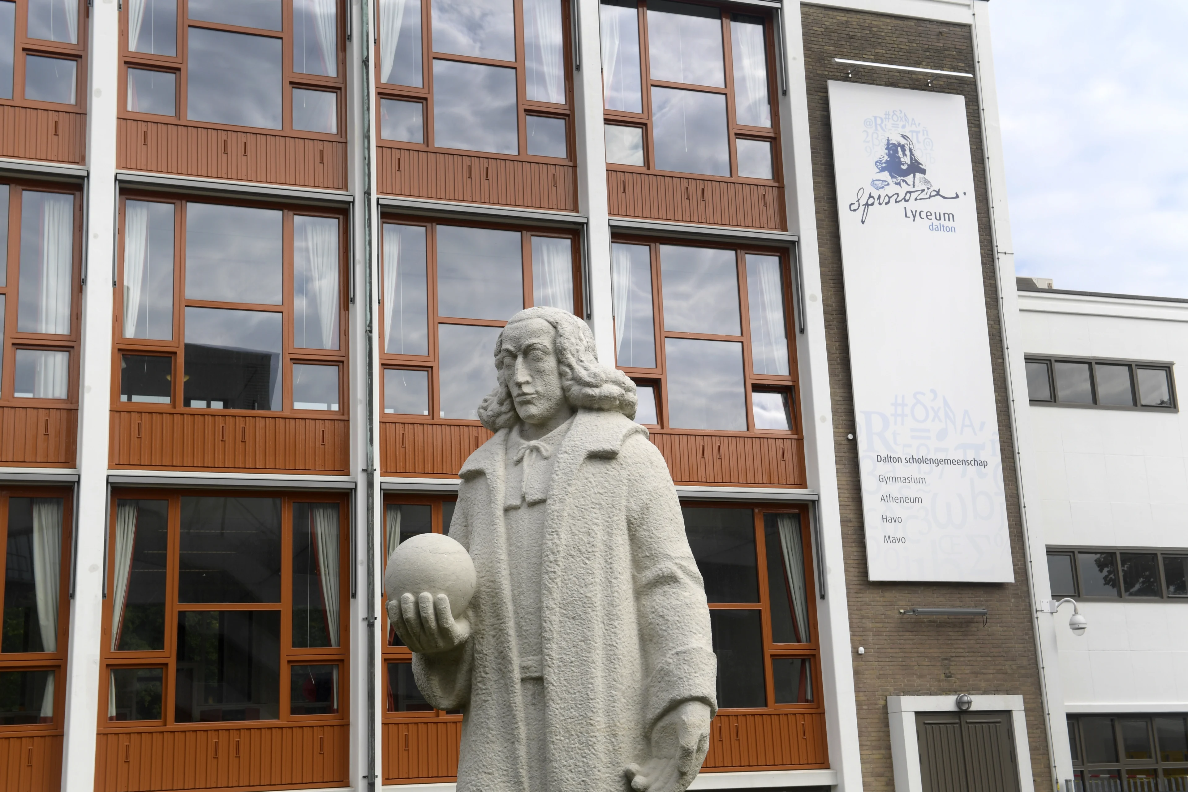 Dertig leerlingen en vijf docenten van Amsterdamse school besmet met corona