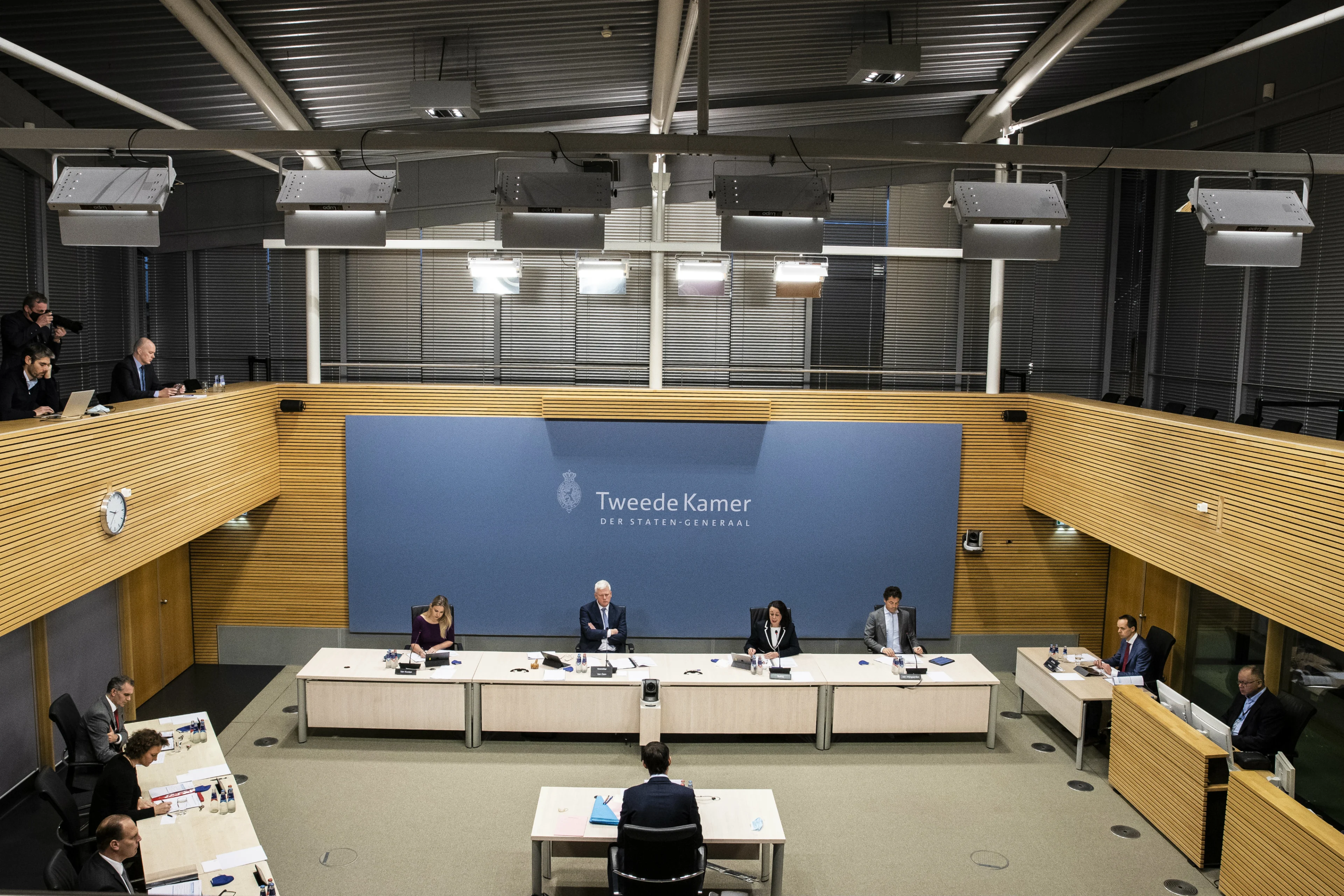 Gedupeerde ouders toeslagenaffaire demonstreren tijdens verhoor Hoekstra en Rutte