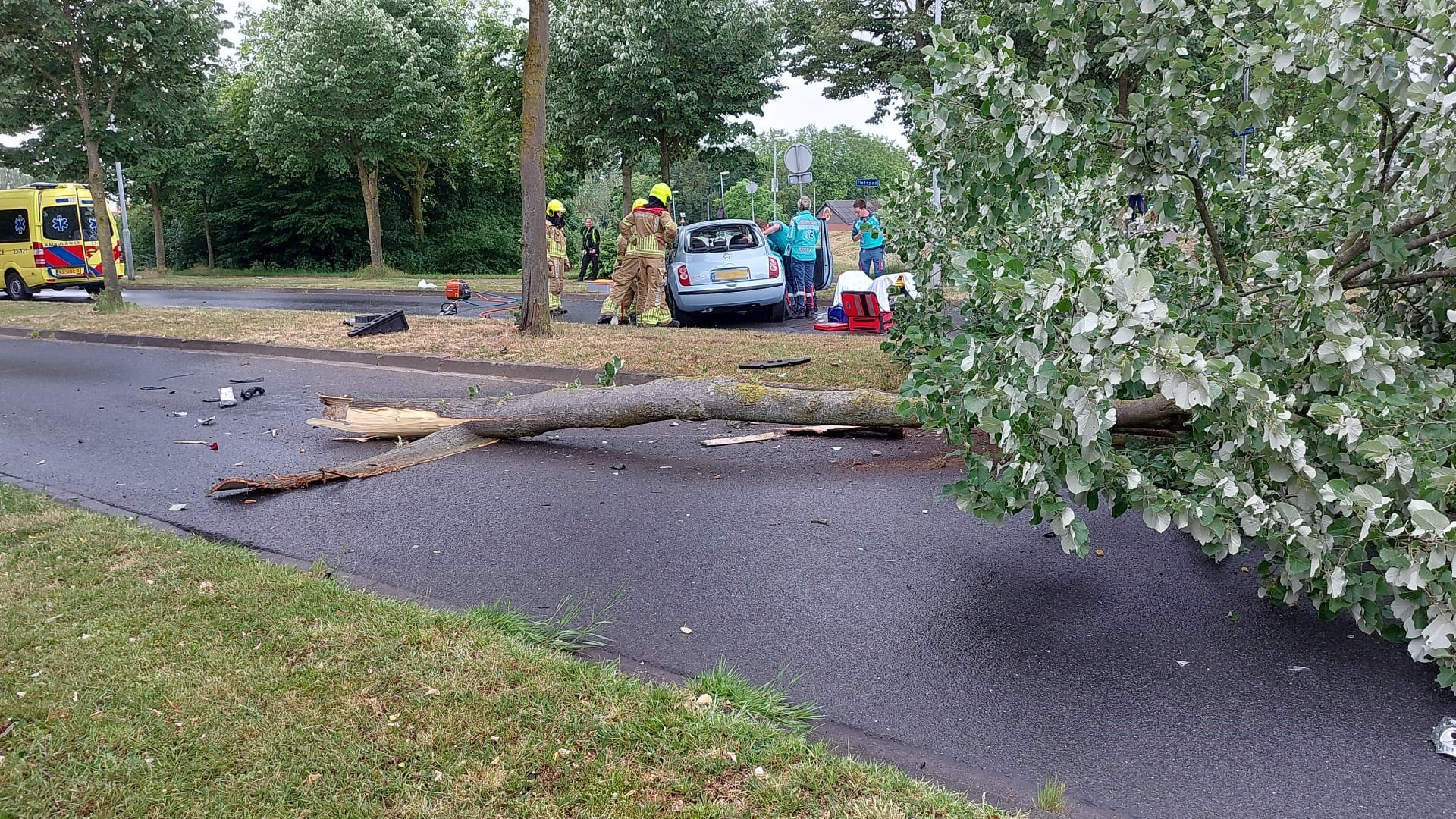 Bestuurder rijdt boom doormidden in Venlo, mogelijk lachgas in het spel