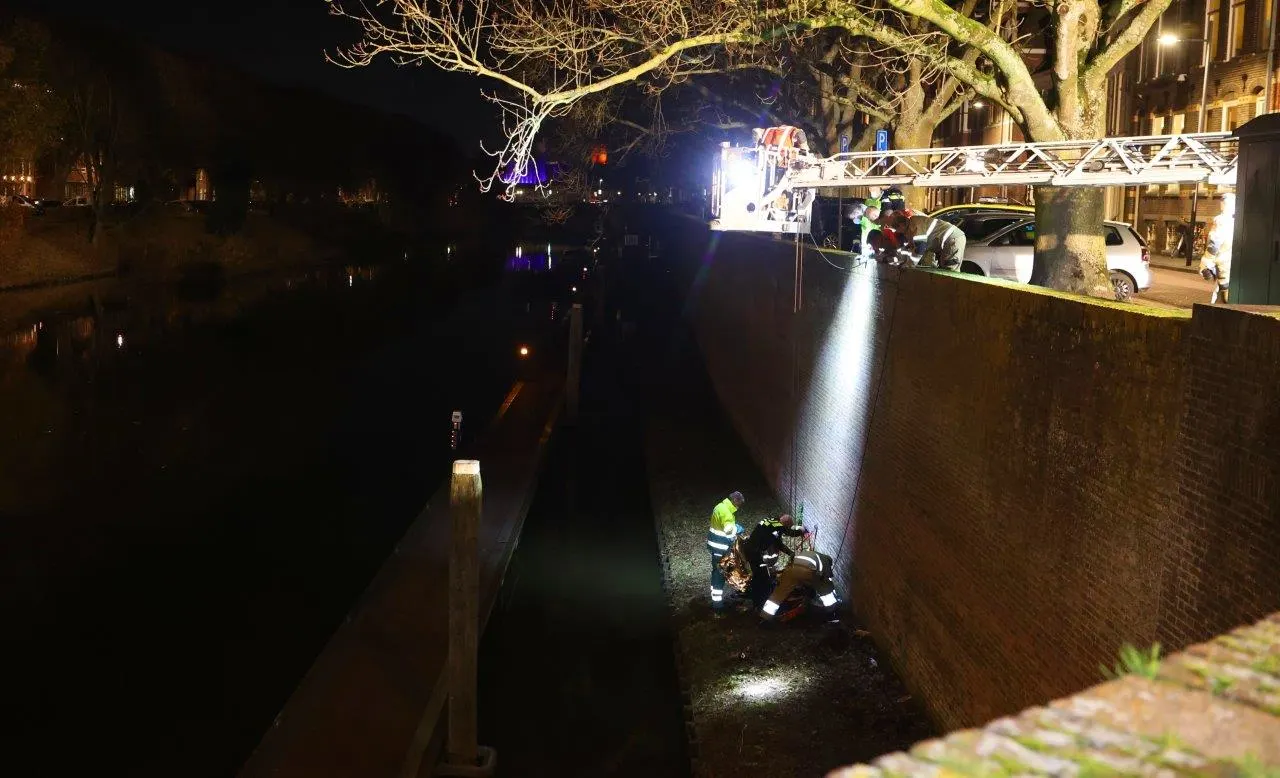 Man tijdens ruzie van kademuur in Den Bosch geduwd, valt meters naar beneden