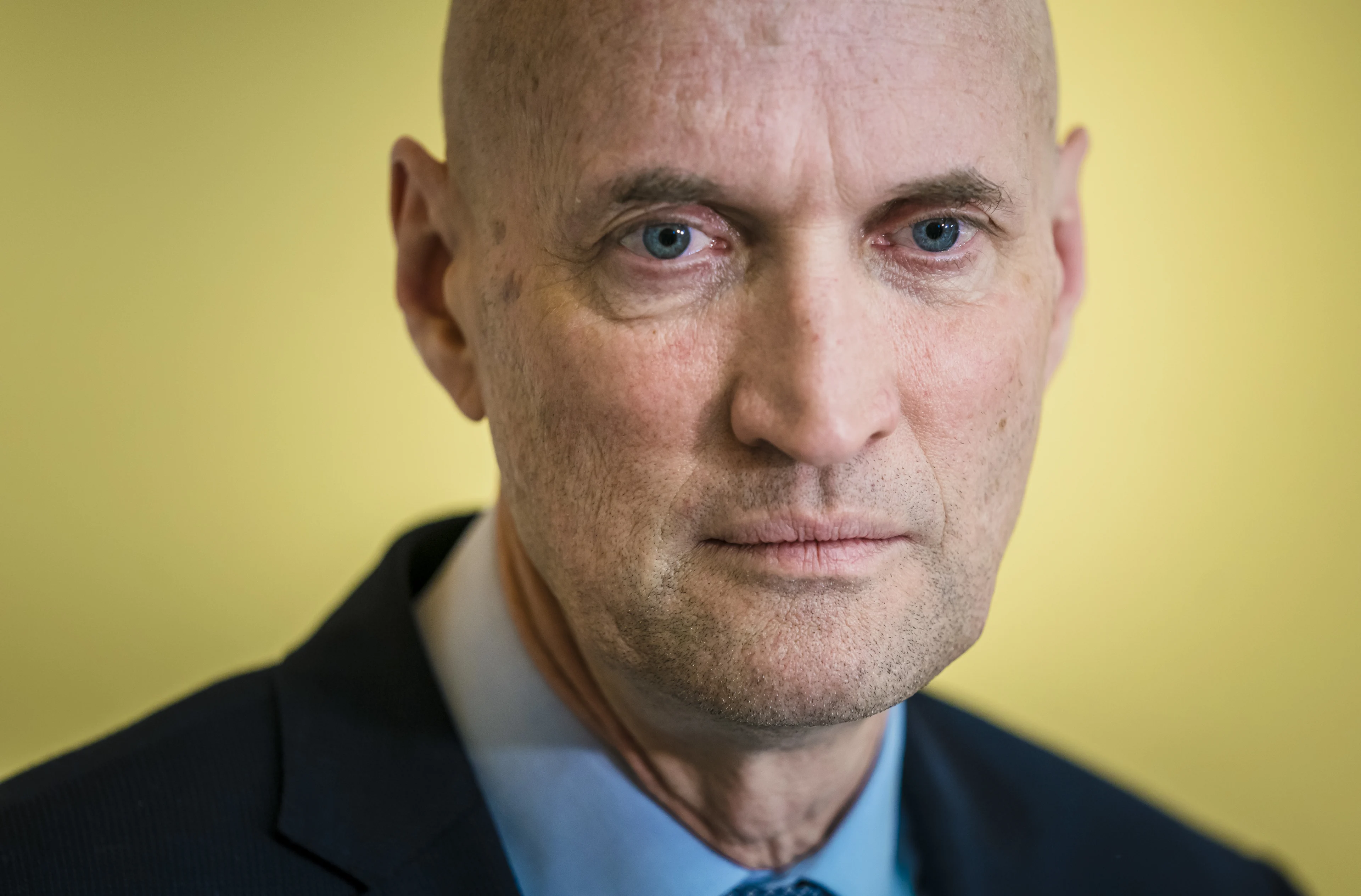 Hakkelende Kuipers kent coronaregels ook niet meer: 'Sorry'