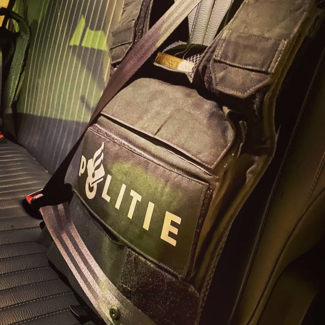 Kogelwerende vesten gestolen uit politieauto in Rotterdam terwijl agenten medische hulp verlenen