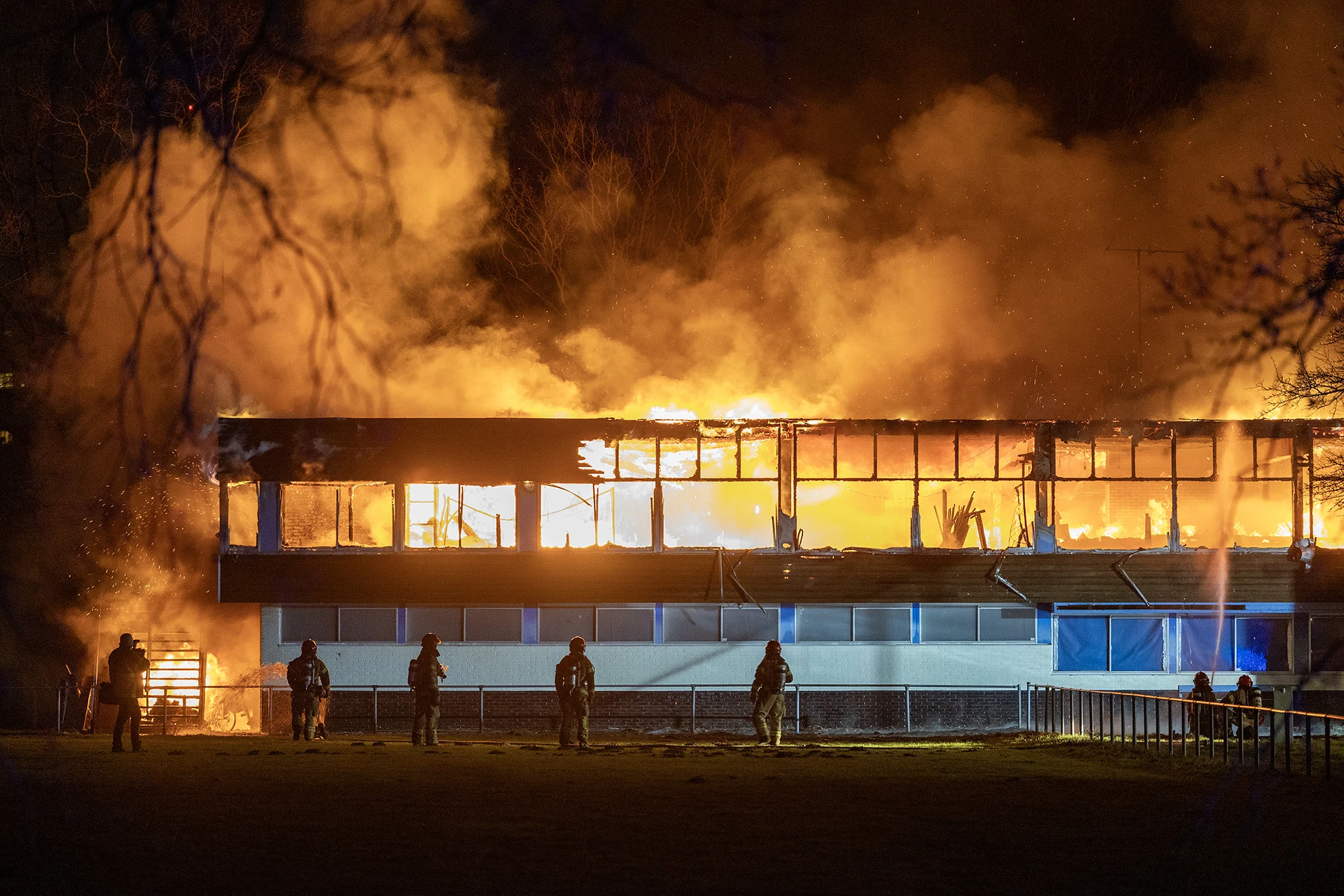 Grote brand legt oud clubhuis voetbalvereniging DWS Amsterdam in de as