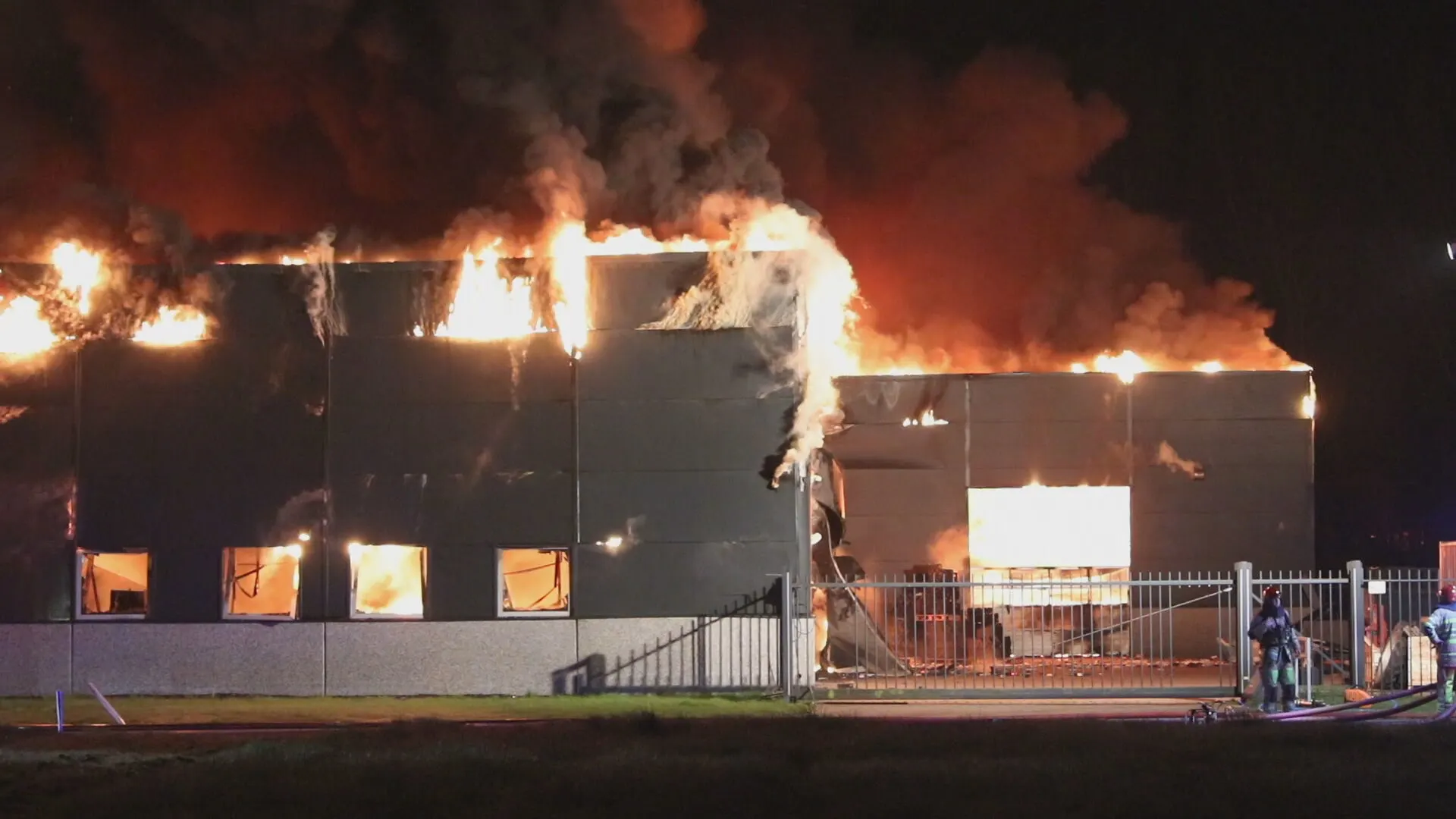 Zeer grote brand verwoest bedrijfspand in Swifterbant