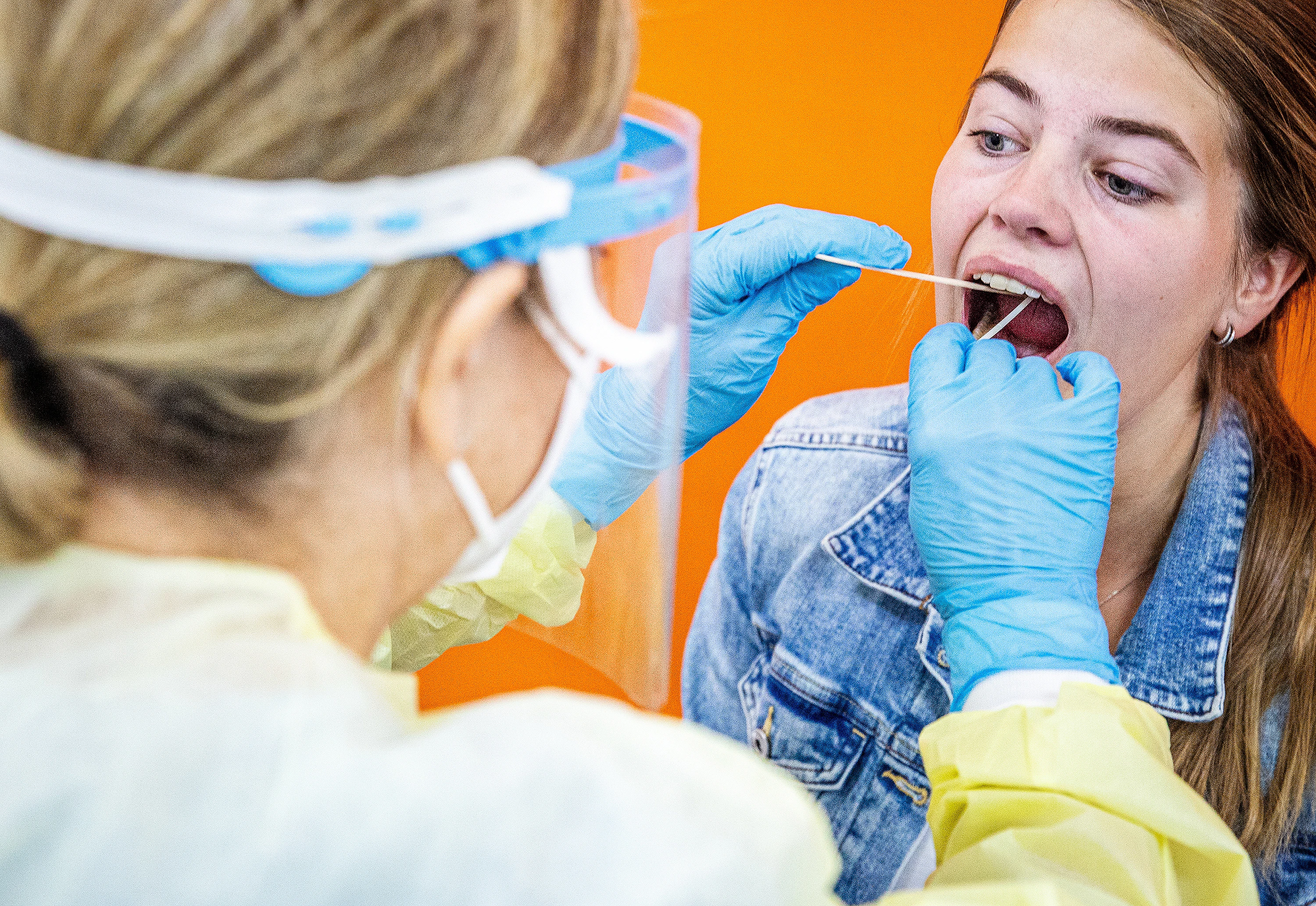 Opnieuw meer coronapatiënten in ziekenhuizen, maar aantal nieuwe coronagevallen verder gedaald