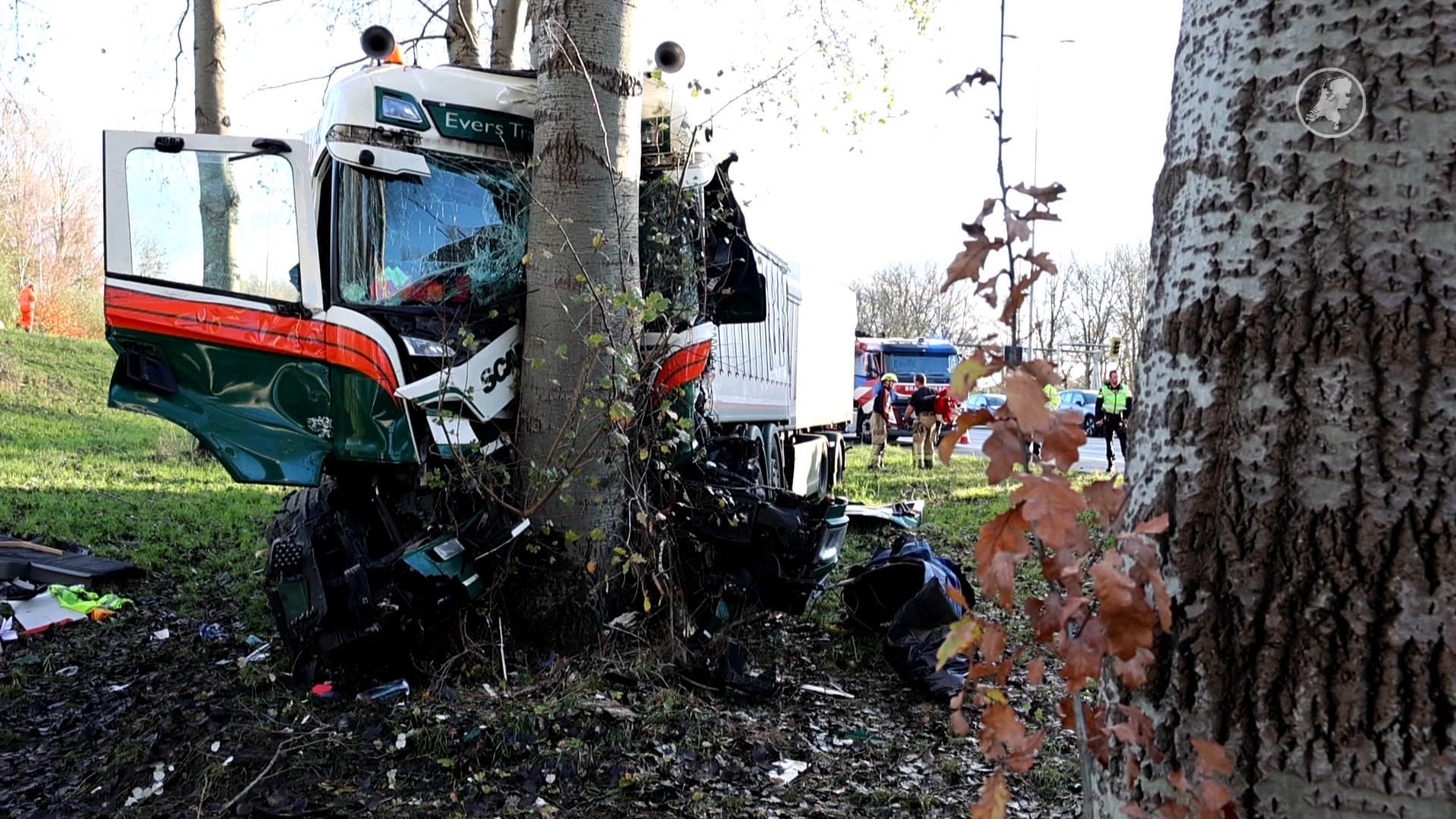 Ernstig ongeluk A10 Amsterdam, vrachtwagenchauffeur zwaargewond