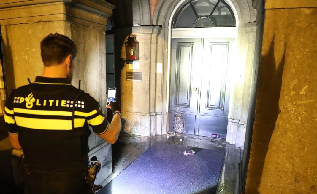 Meerdere pogingen tot brandstichting op Binnenhof, politie pakt verdachte op