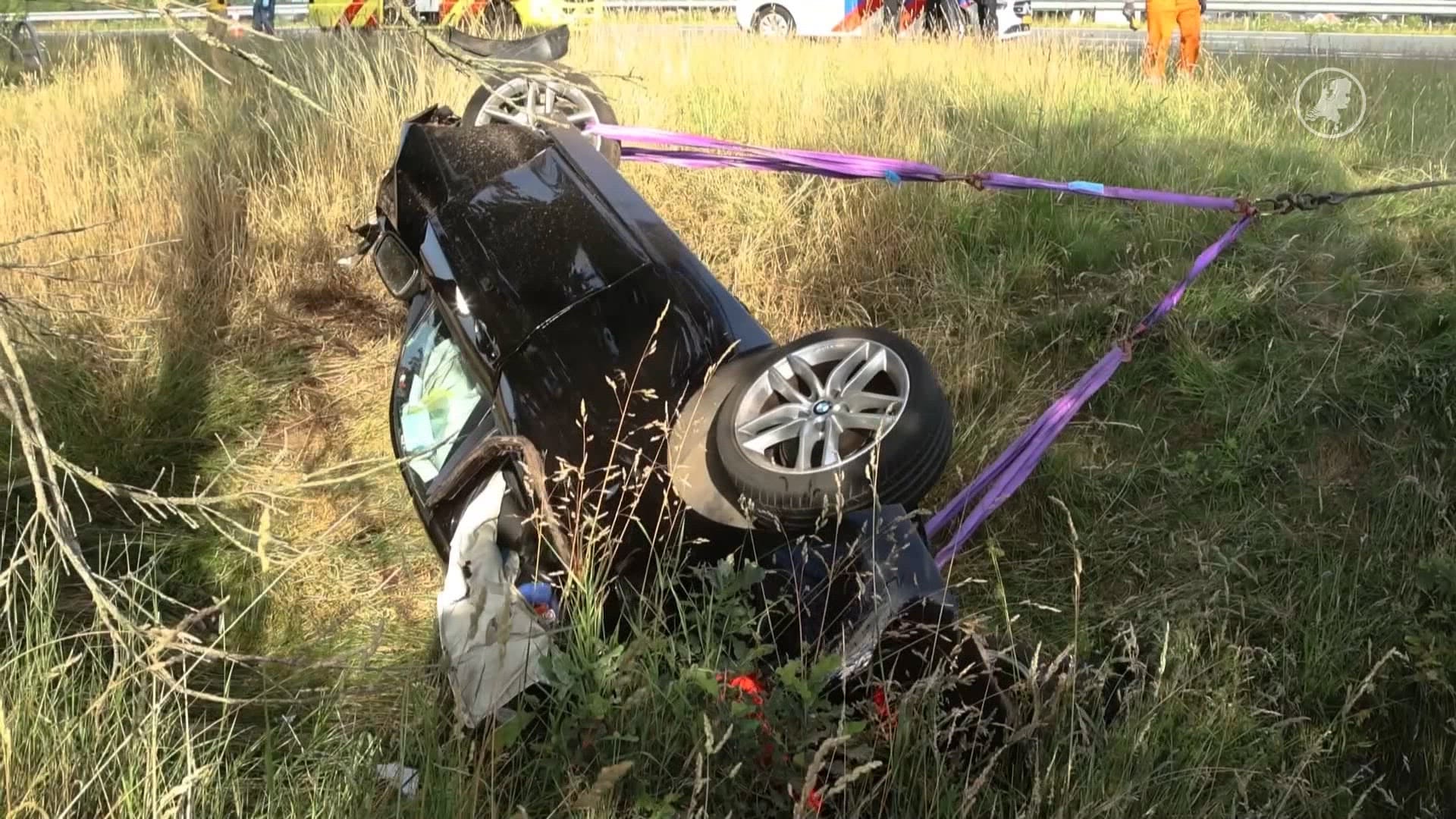 Auto met vier kinderen slaat over de kop bij Holten, bestuurder aangehouden
