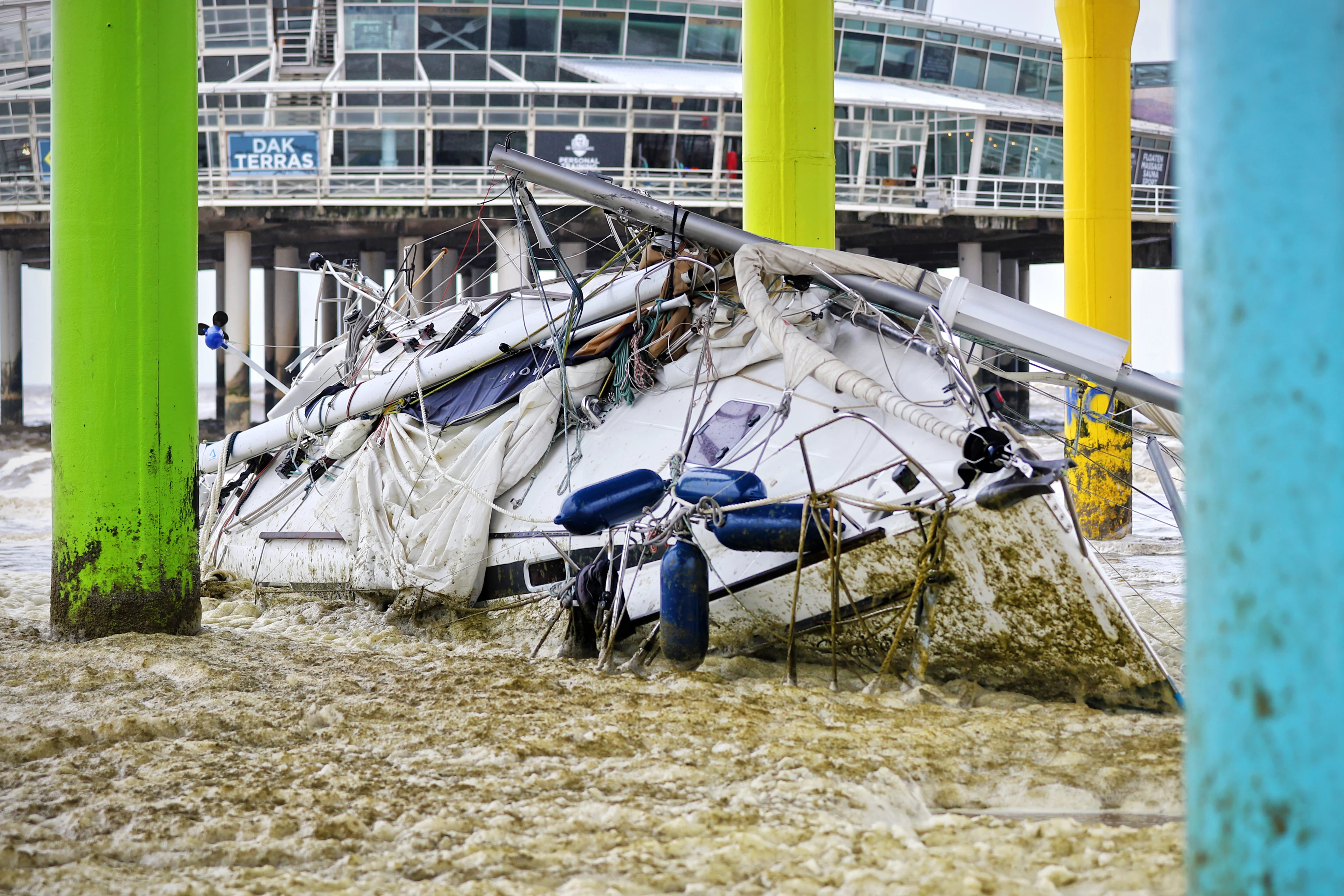Schipper denkt haven van Scheveningen binnen te varen, maar strandt tegen Pier