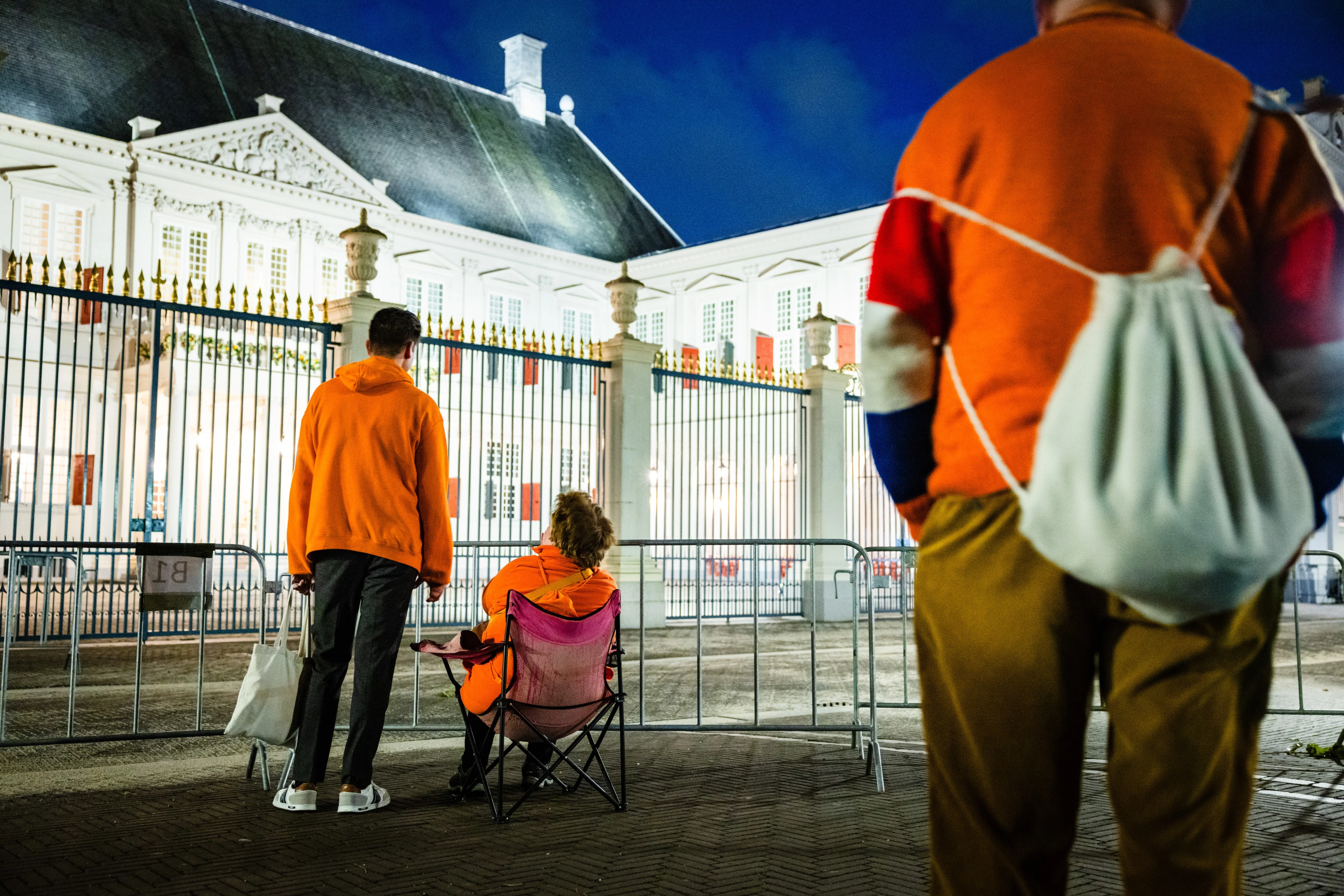 Eerste Oranjefans melden zich in alle vroegte bij Paleis Noordeinde
