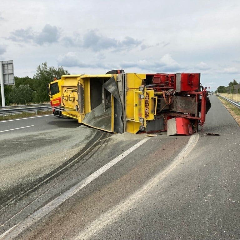 Gecrashte vrachtwagen ligt dwars over A1, hele snelweg dicht