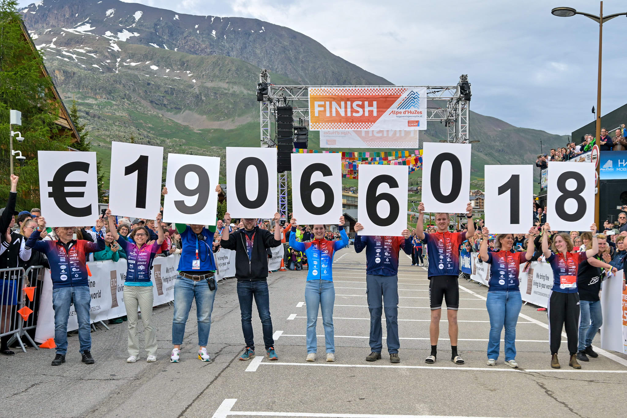 Meer dan 19 miljoen euro opgehaald bij natte editie Alpe d'HuZes