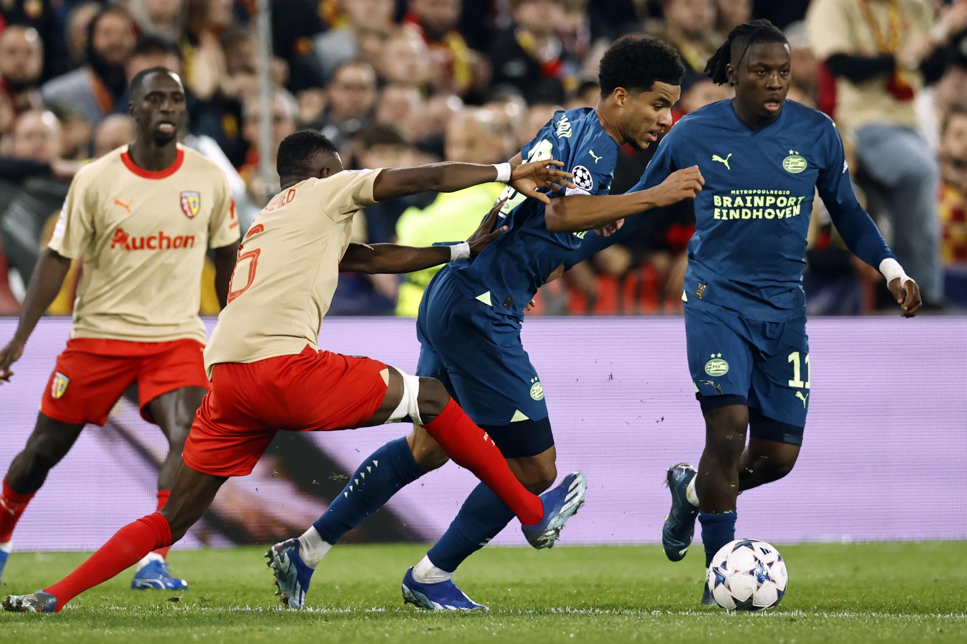 PSV pakt punt bij Lens, maar blijft laatste in poulefase Champions League