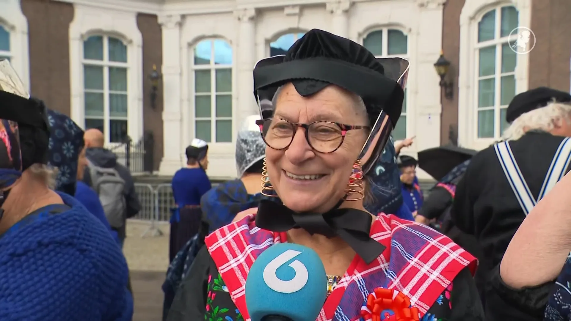 Staphorster vrouwen al 25 jaar in klederdracht naar Prinsjesdag