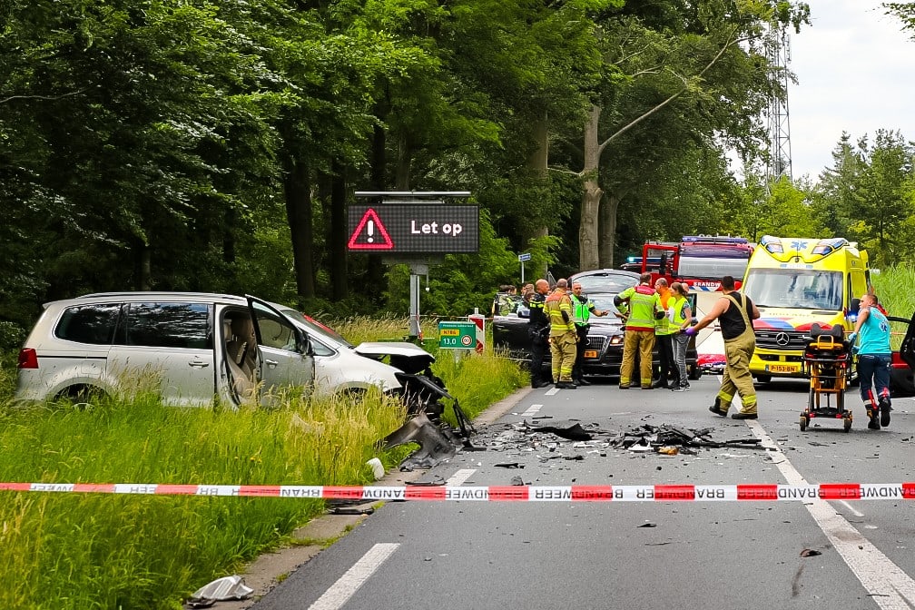 Acht mensen naar ziekenhuis na ernstig ongeval op N786