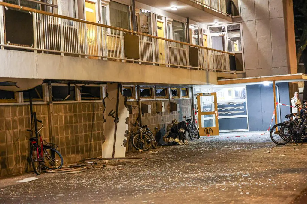 Flinke explosie bij flatgebouw in Amsterdam: ramen gesprongen en schade in portiek