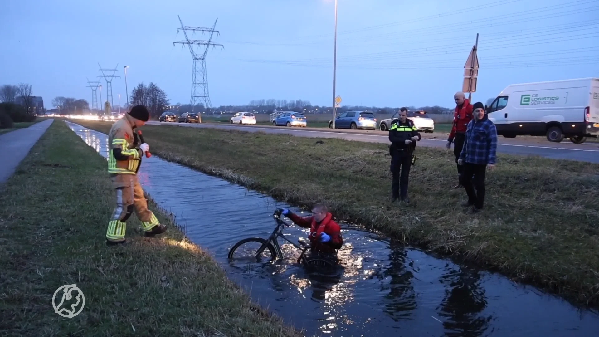 Jonge fietser verrast door harde windvlaag en eindigt in sloot