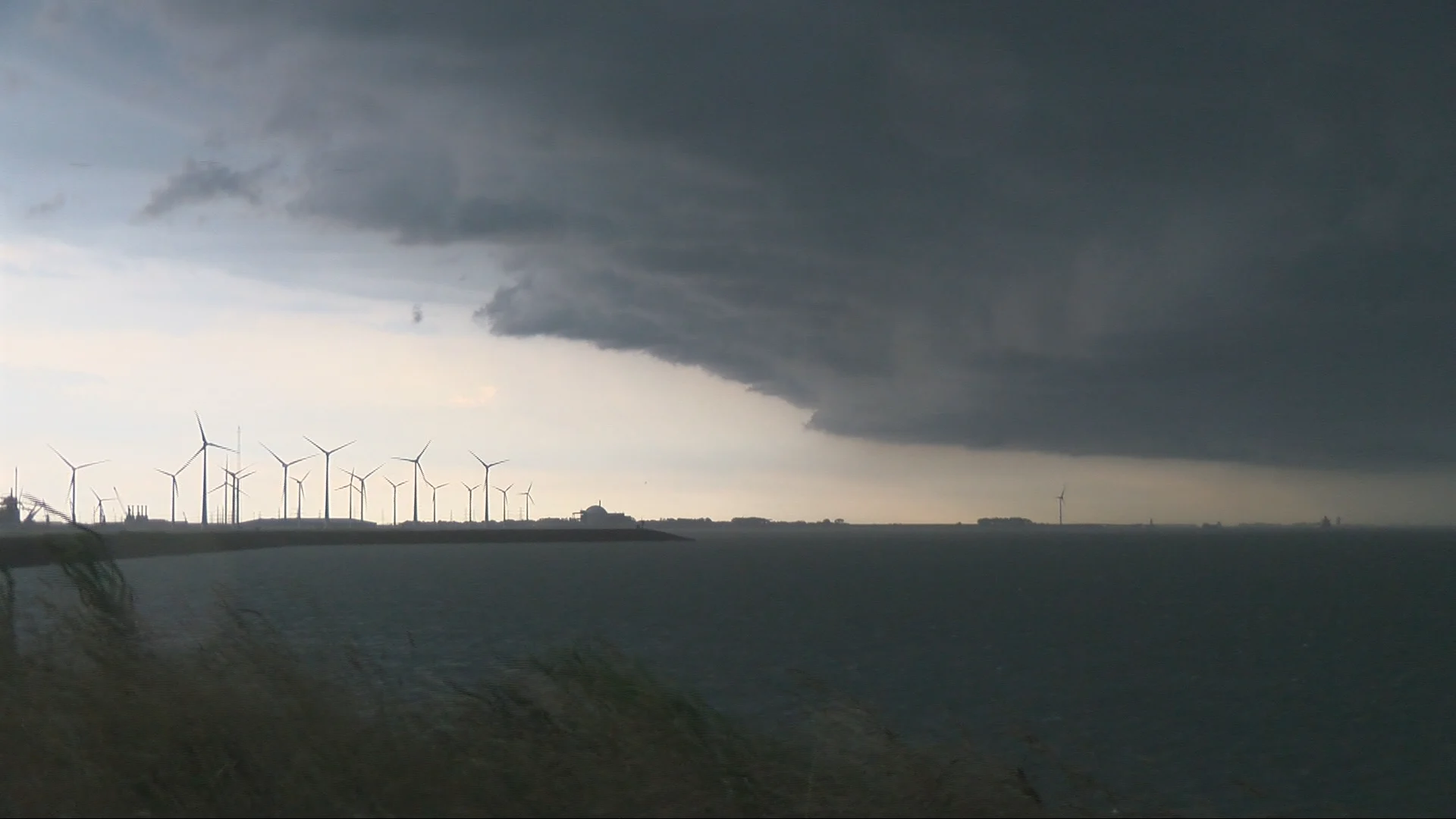 Onstuimig herfstweer aan de kust, in het binnenland meer ruimte voor de zon