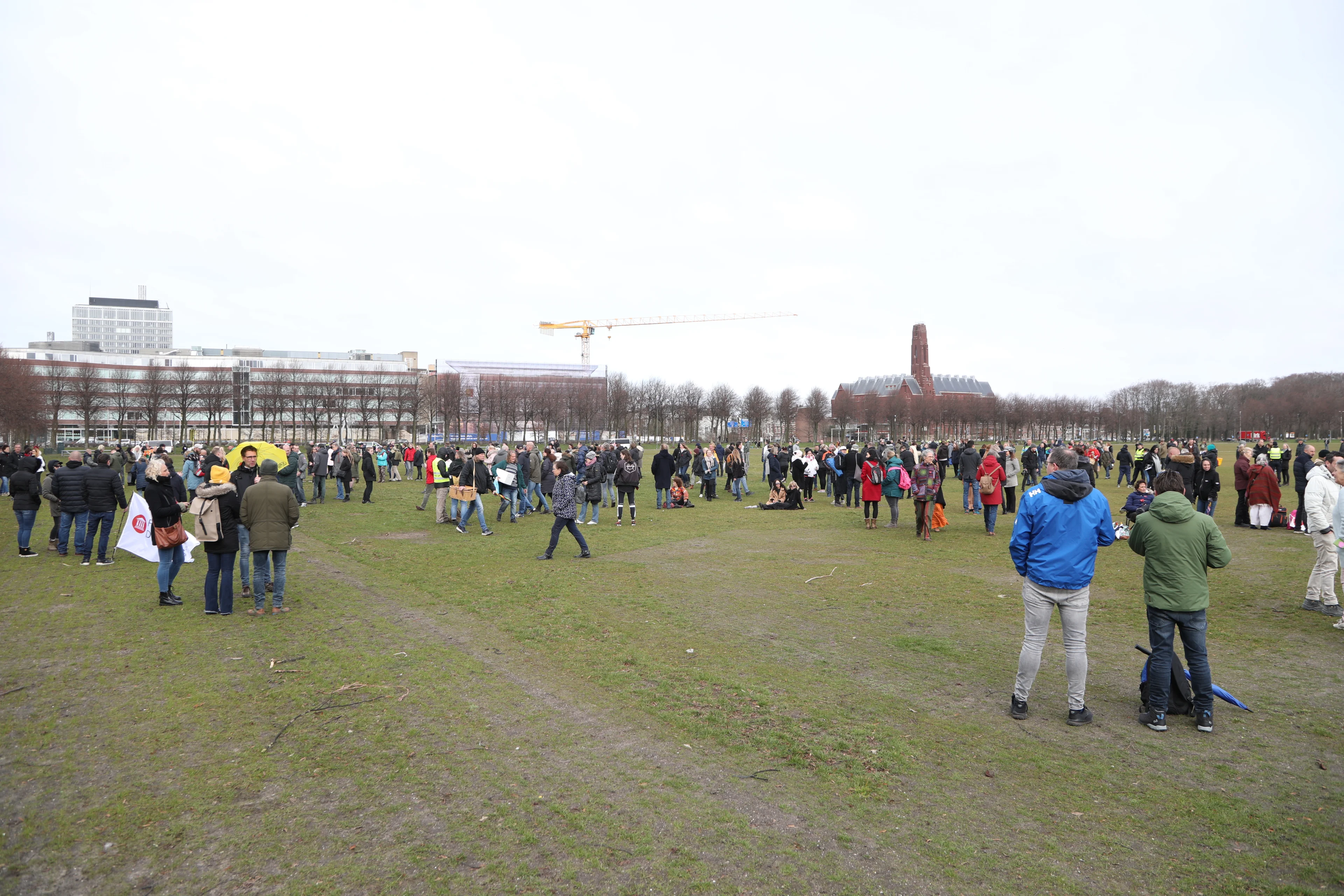 Burgemeester ontbindt demonstratie Malieveld, politie voert charge uit