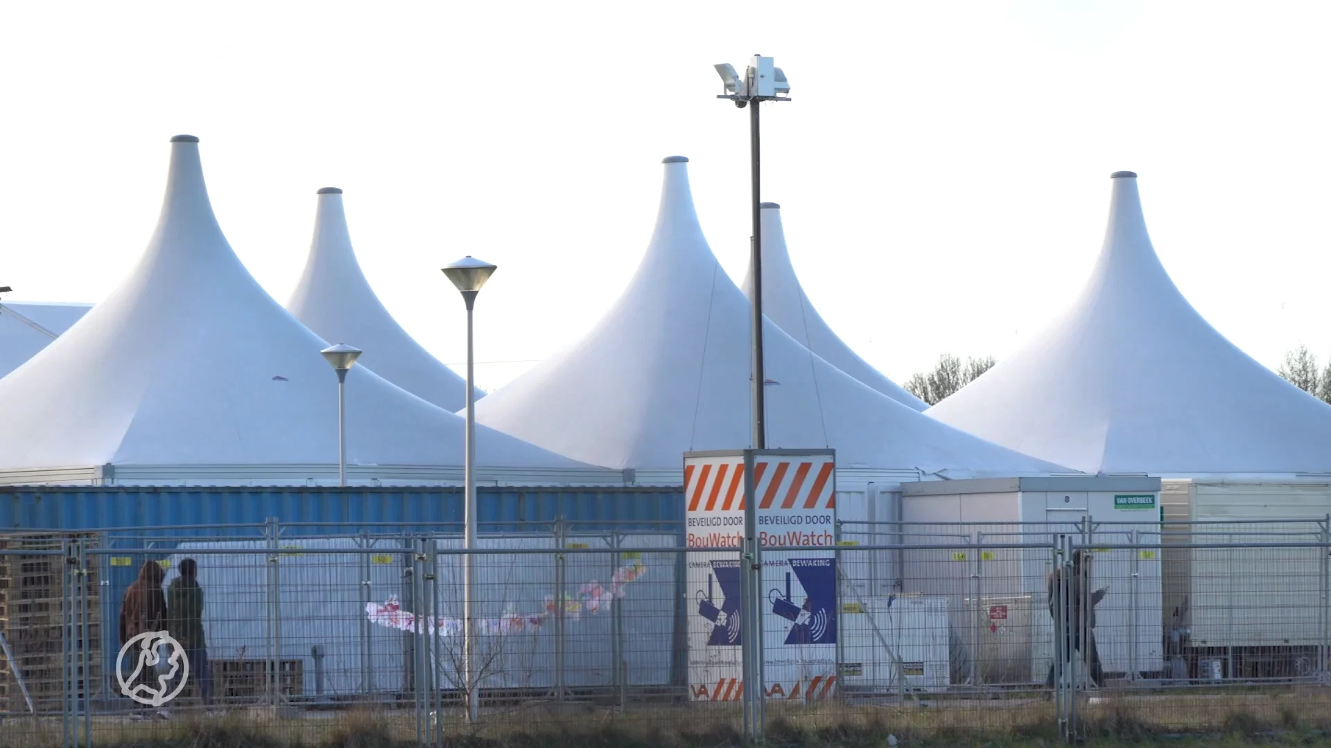 Nieuw noodpaviljoen verrijst zonder toestemming bij opvang Ter Apel