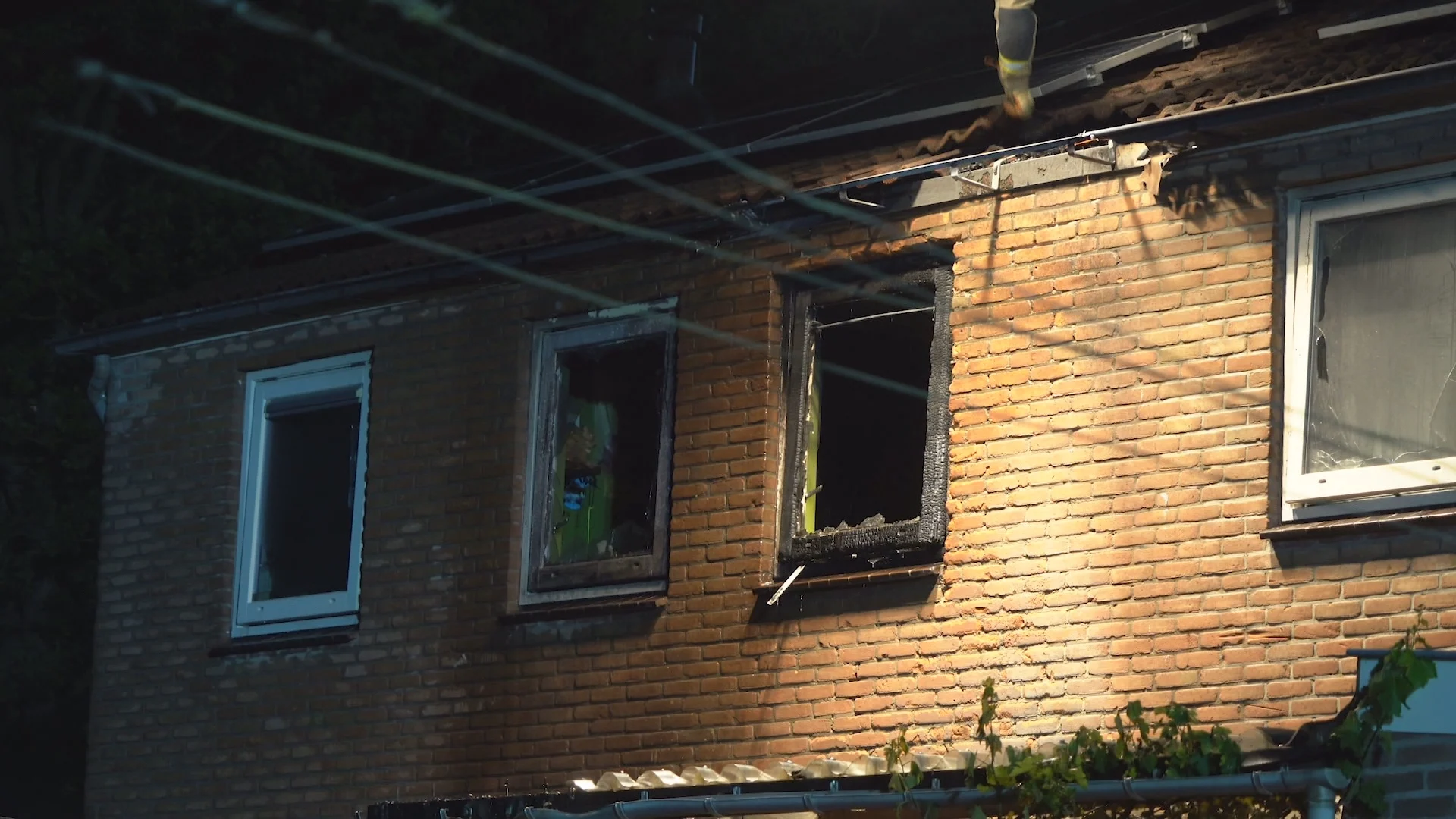 Buurvrouw raakt gewond bij woningbrand als ze slapende bewoners wil waarschuwen