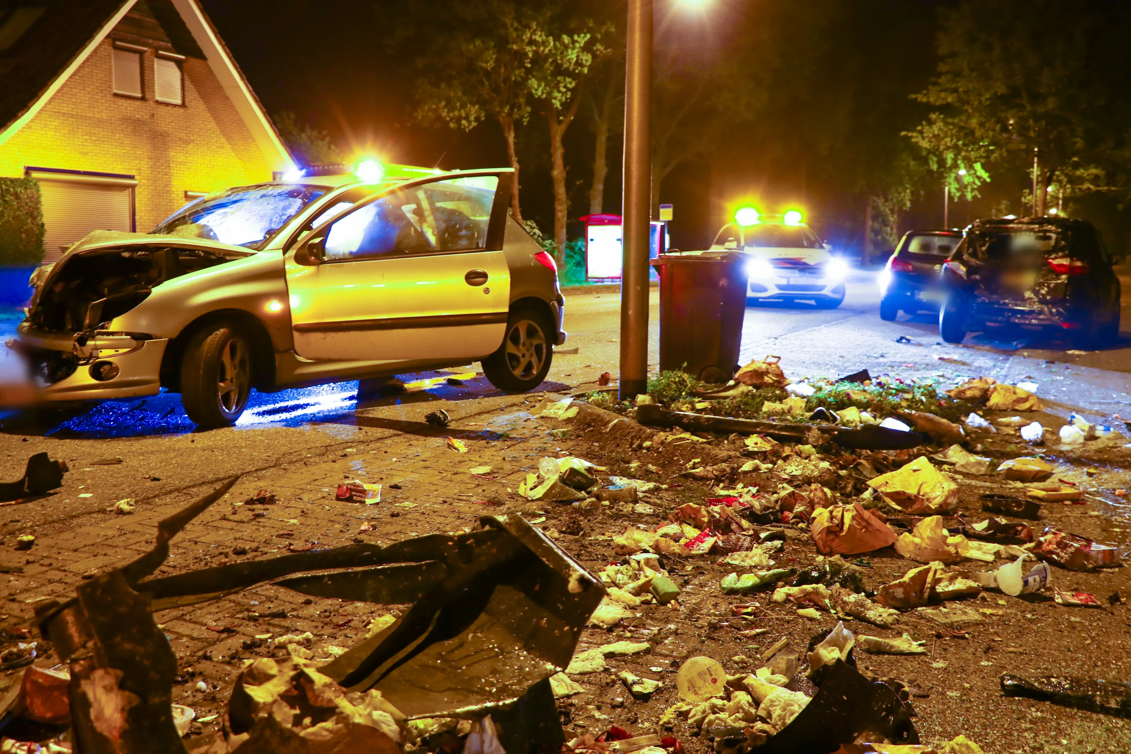 Automobilist veroorzaakt een puinhoop na crash in Losser