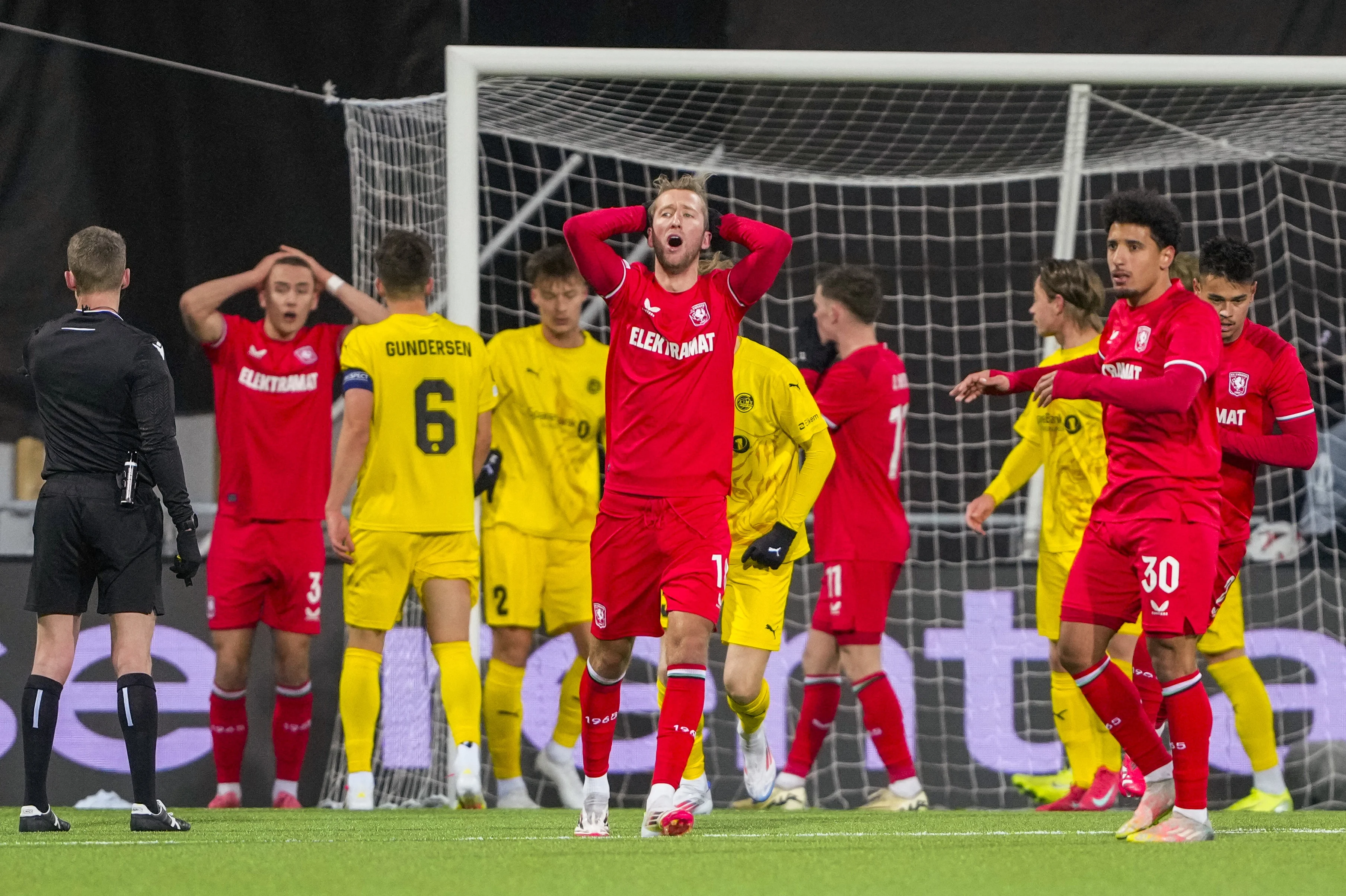 Eigen doelpunten nekken FC Twente in Europa League ondanks bizarre slotfase