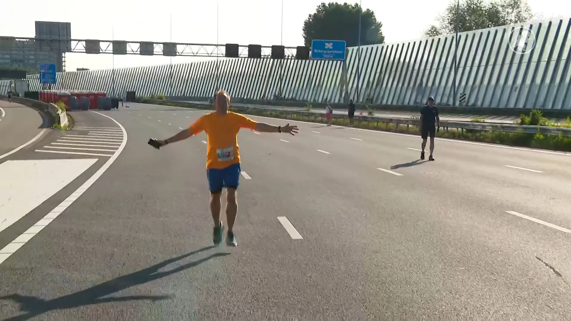 Warming-up overbodig in Amsterdam: hardlopers rennen in hitte over A10