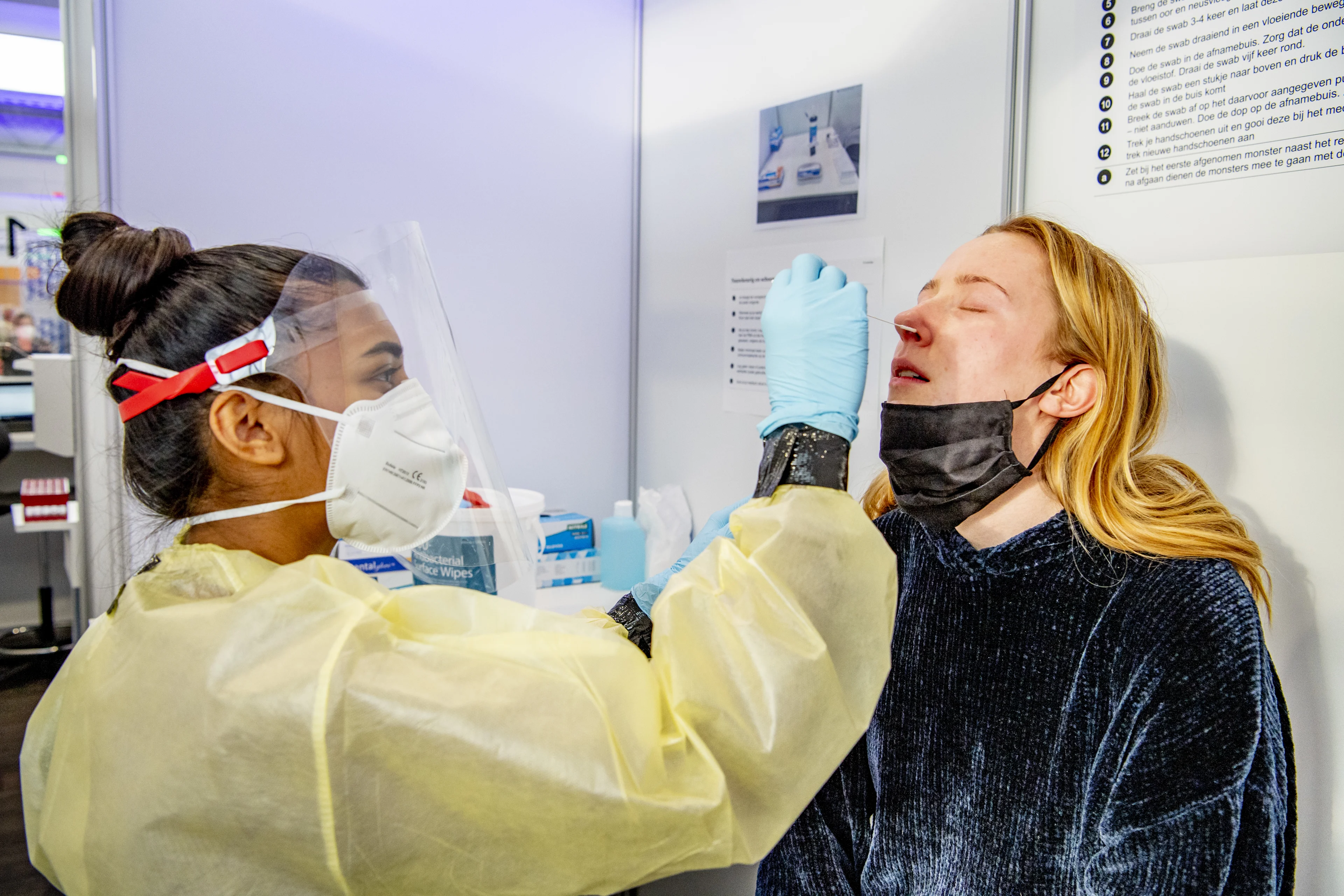 Aantal nieuwe coronabesmettingen weer gestegen, iets meer mensen in het ziekenhuis