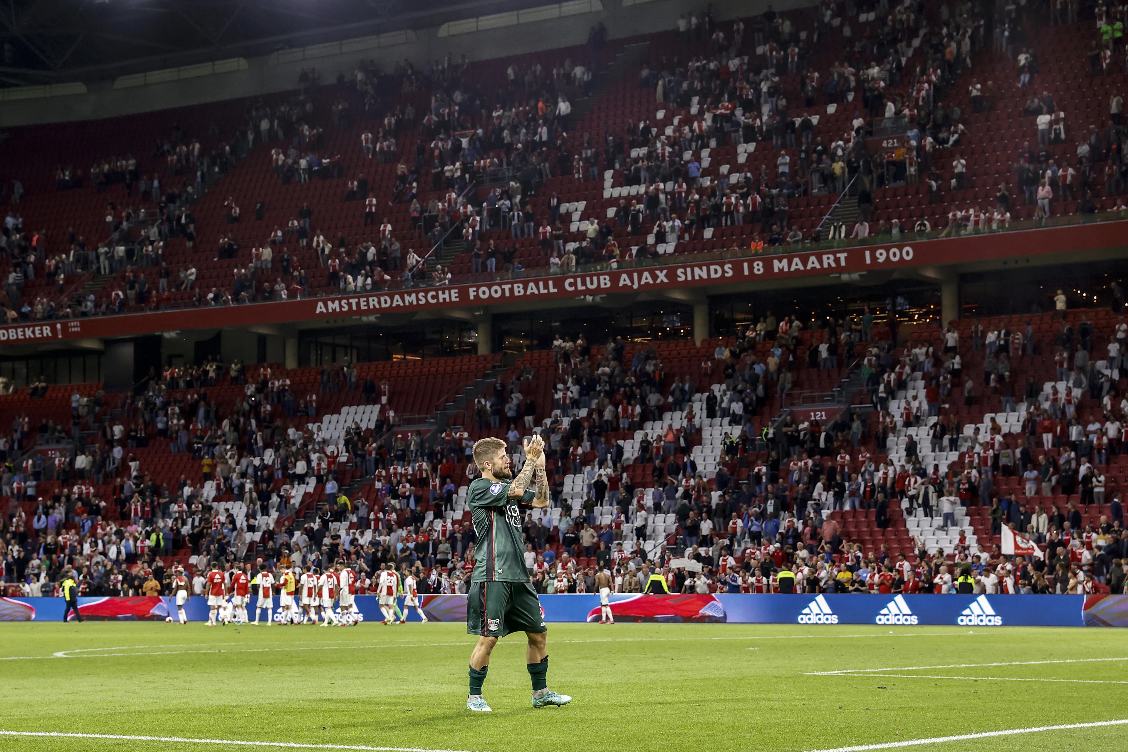 De Jonge: het moet beter in voetbalstadions, anders mogelijk maatregelen