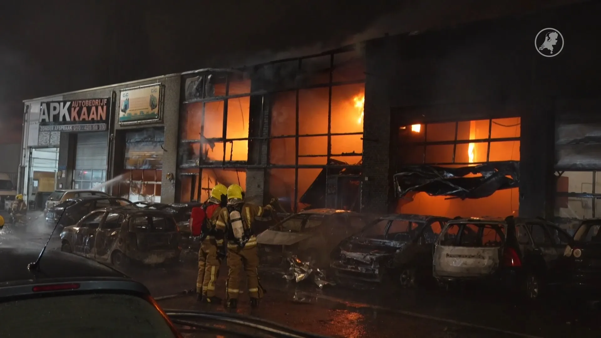 Grote brand bij autobedrijf in Rotterdam