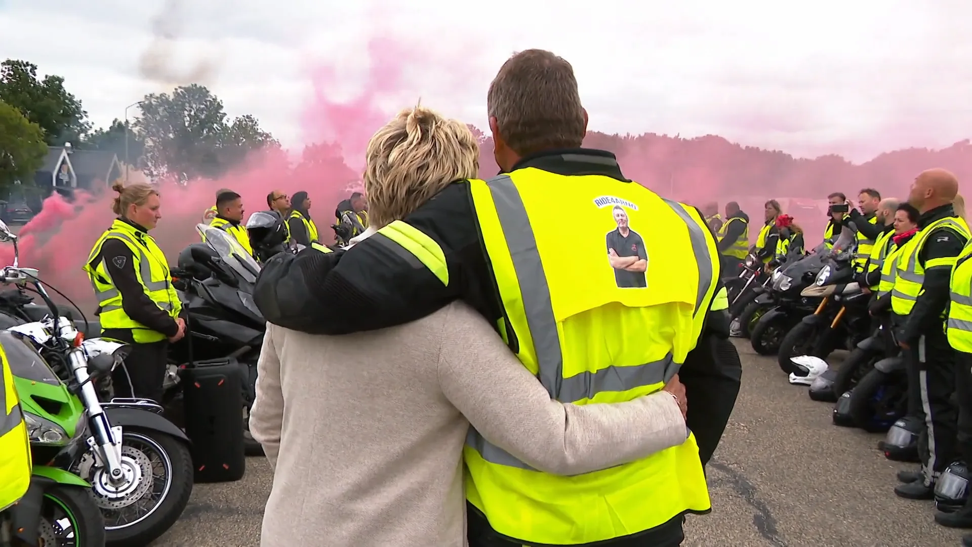 Ruim honderd motoren rijden mee in herdenkingsstoet voor doodgereden motoragent Arno