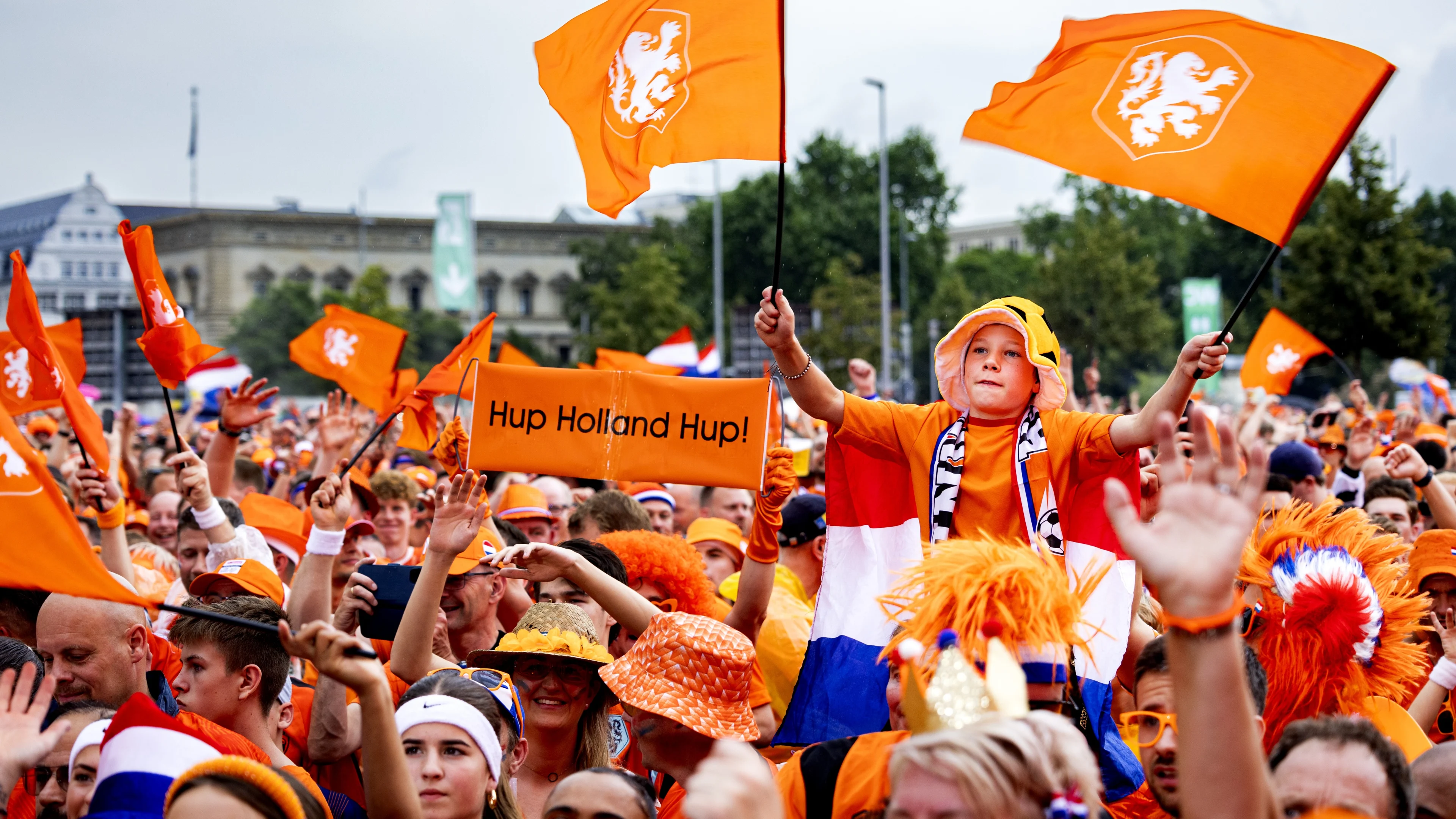 Oranje verzekerd van achtste finale op EK na verlies Albanië