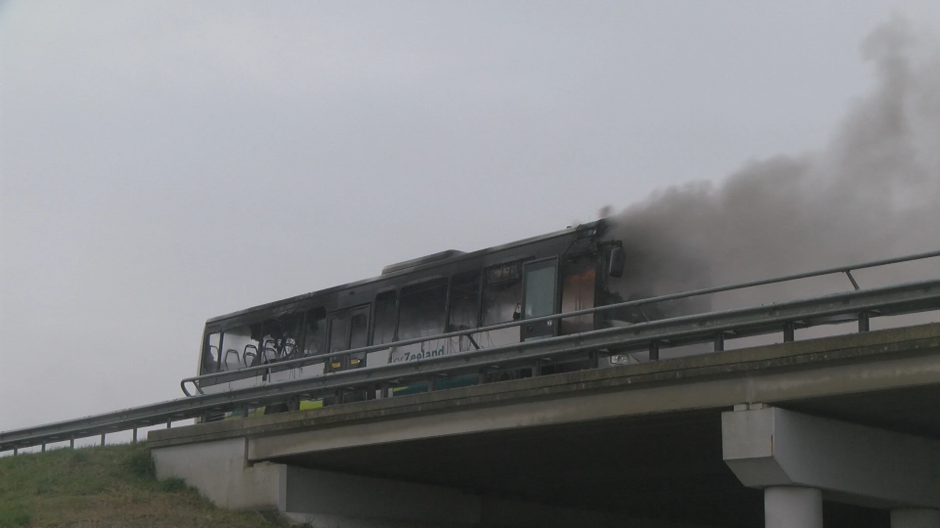 Lijnbus vliegt in brand tijdens rit op A58 in Nieuw- en Sint Joosland