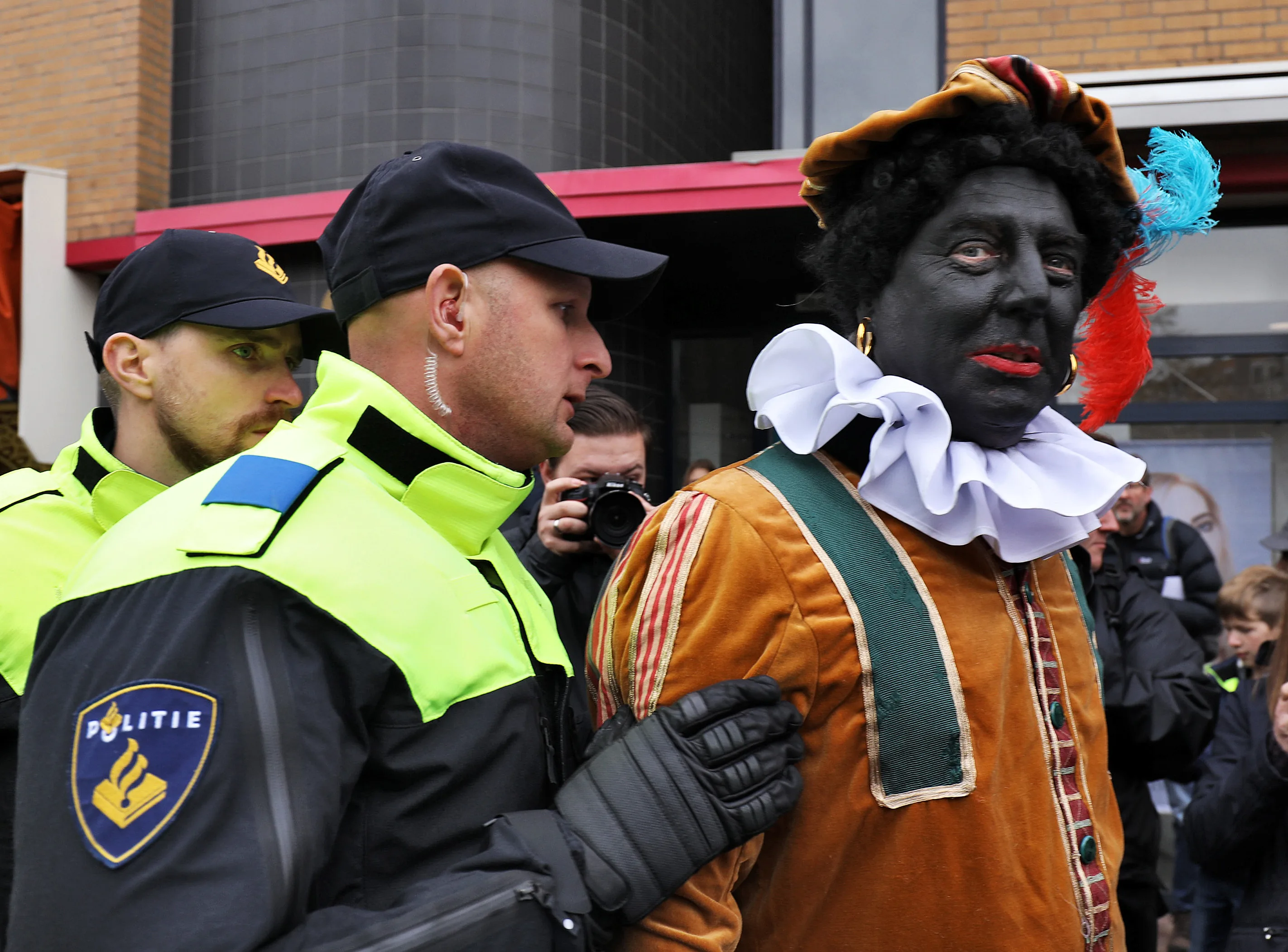 Europees Parlement wil dat lidstaten stoppen met racistische tradities en uitingen