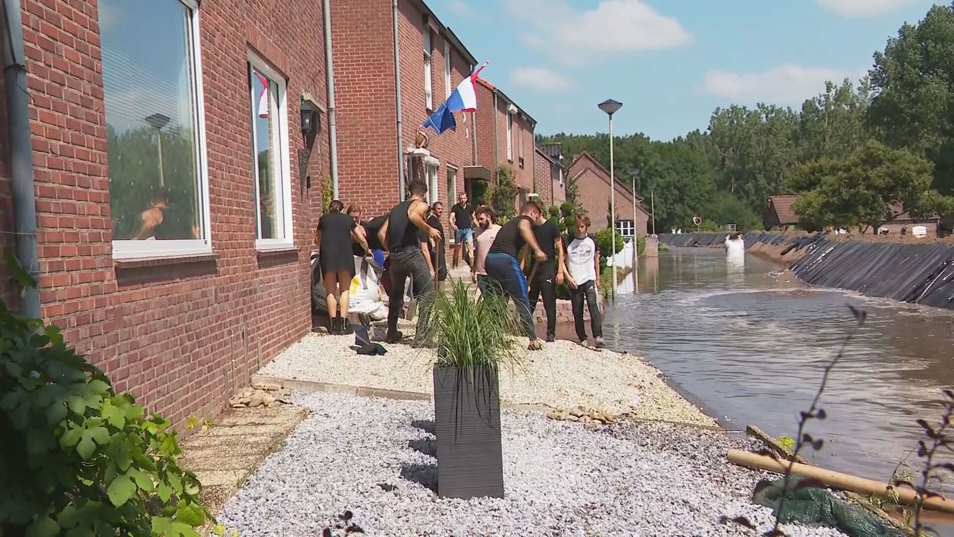 Nooddijk in Horn heeft het begeven, inwoners proberen tevergeefs huizen te redden