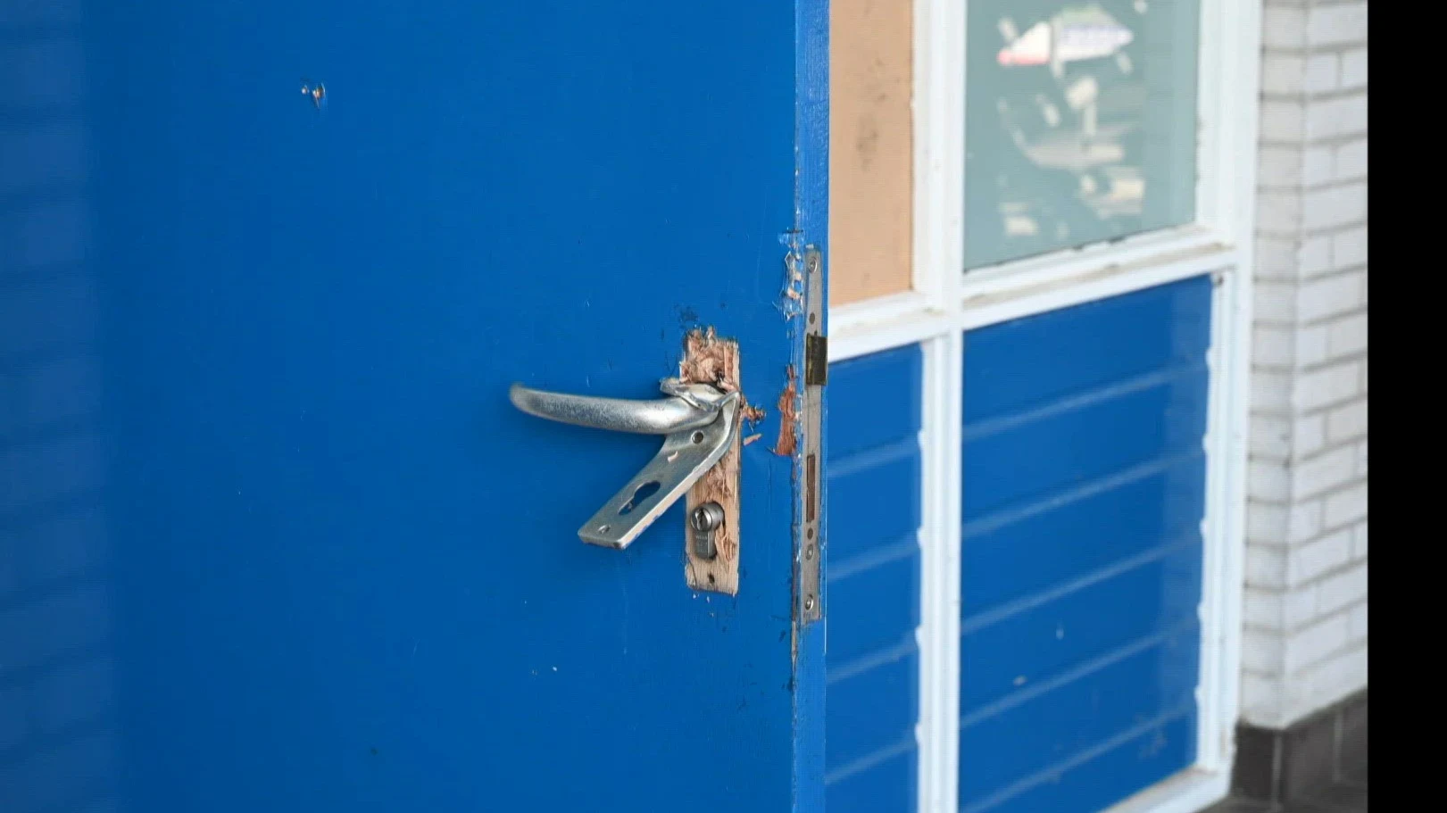 Stelletje breekt in bij voetbalkantine om te frituren en te vernielen